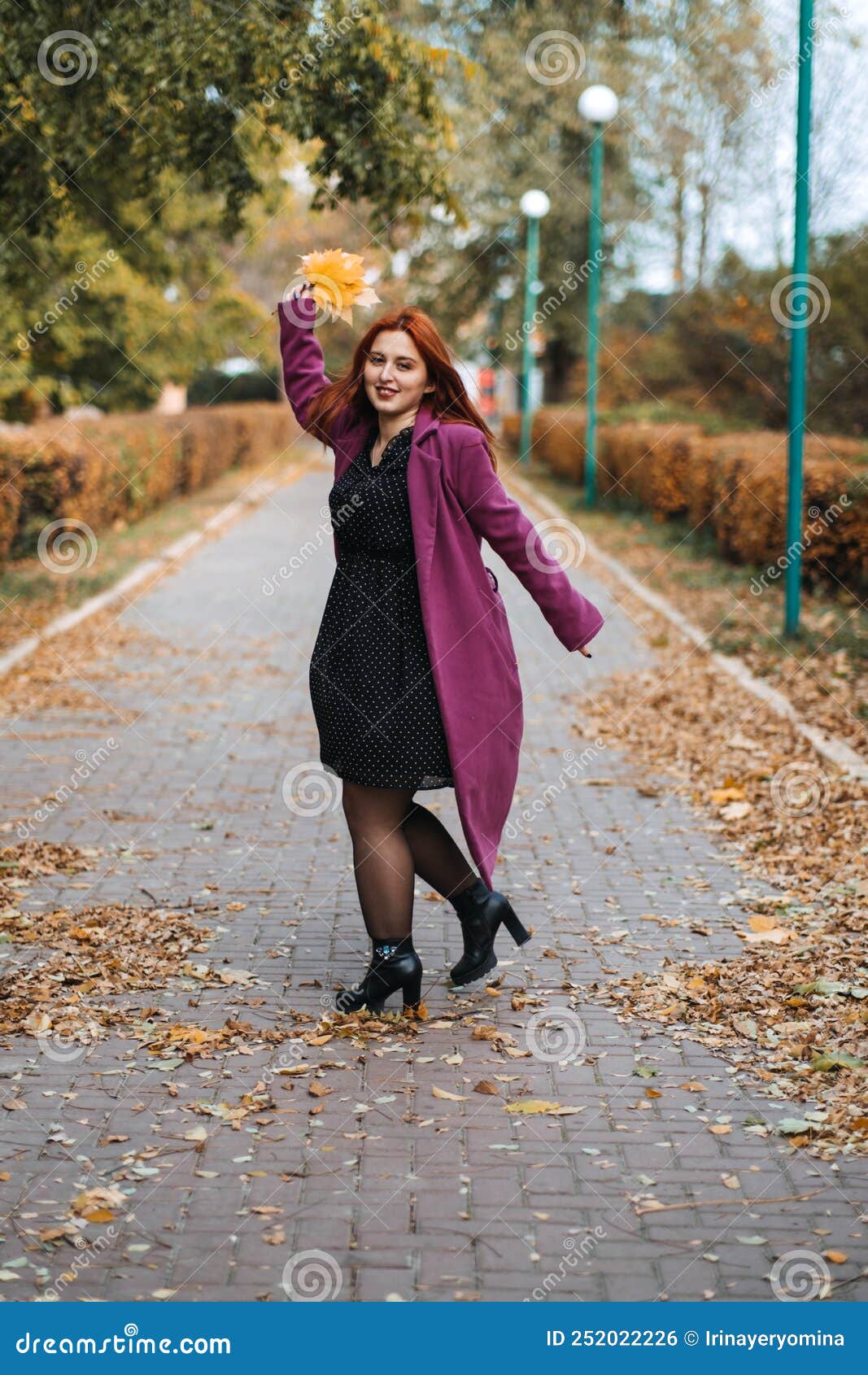 Retrato Al Aire Libre De Otoño De Feliz Sonriente Más Mujer De Pelo Rojo Tamaño En Abrigo Caminando En El Parque Otoño. Foto de archivo - Imagen de ropas: 252022226