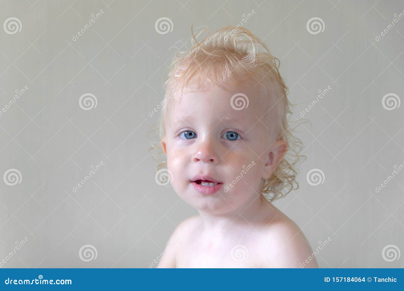 cabelo branco e olhos azuis