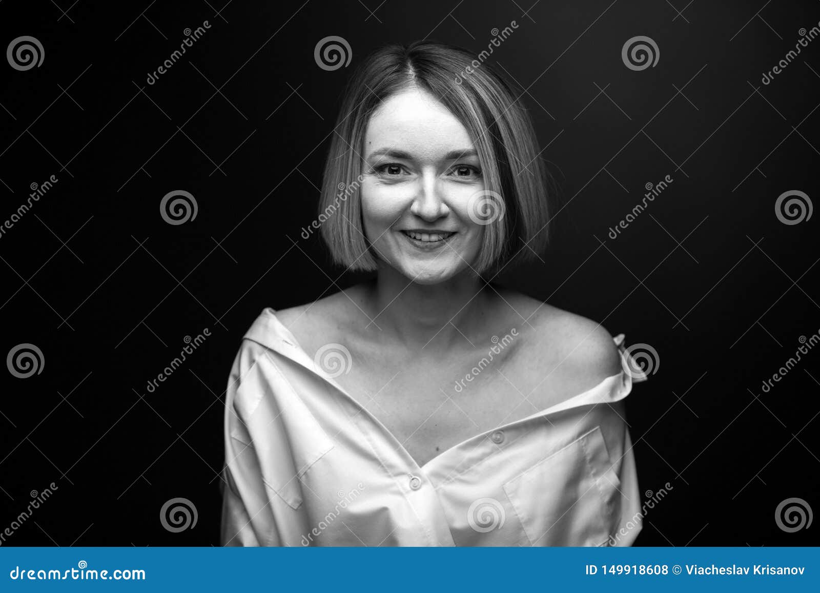 Retrato Blanco Y Negro Dramtico De Una Mujer Hermosa En Un Fondo