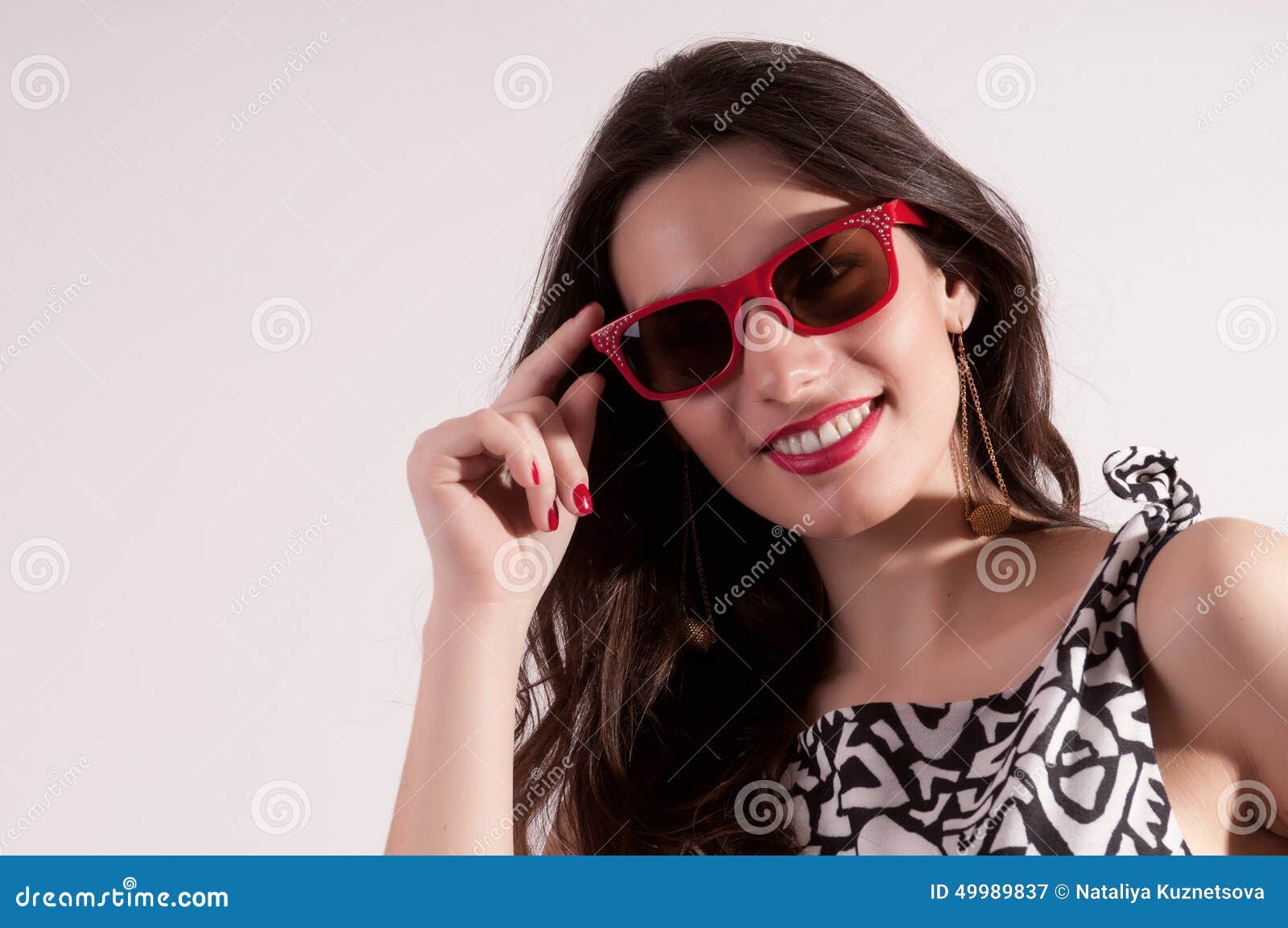 Guión femenino Libro Guinness de récord mundial Retrato Bonito De La Mujer En Gafas De Sol Rojas Imagen de archivo - Imagen  de enérgio, boca: 49989837