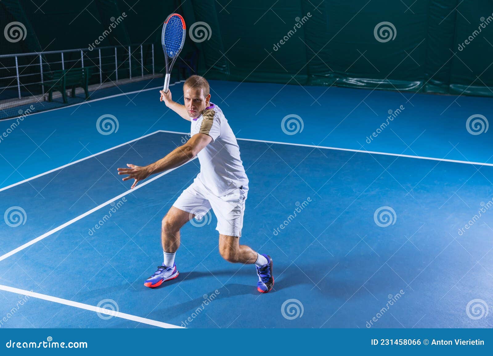 Jogo de tênis. bolas de tênis e raquete no fundo da quadra.