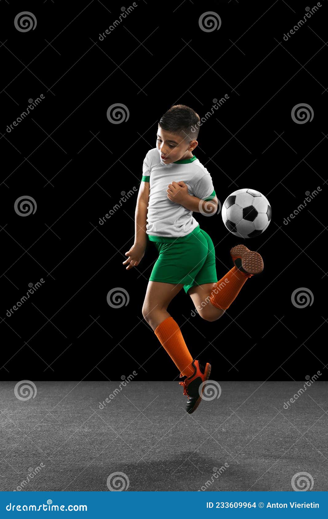 Pequenos Jogadores Futebol Chutando Uma Bola Colorida Jogo