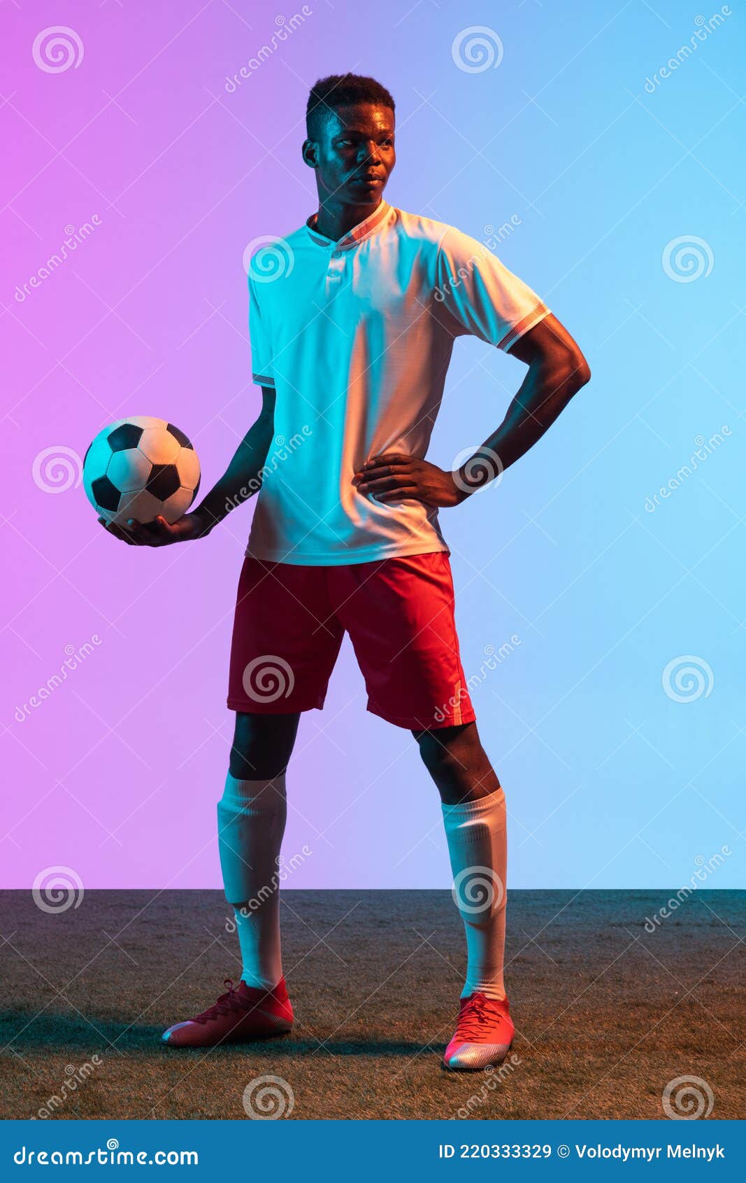 Foto em tamanho completo enérgico profissional jogador de futebol