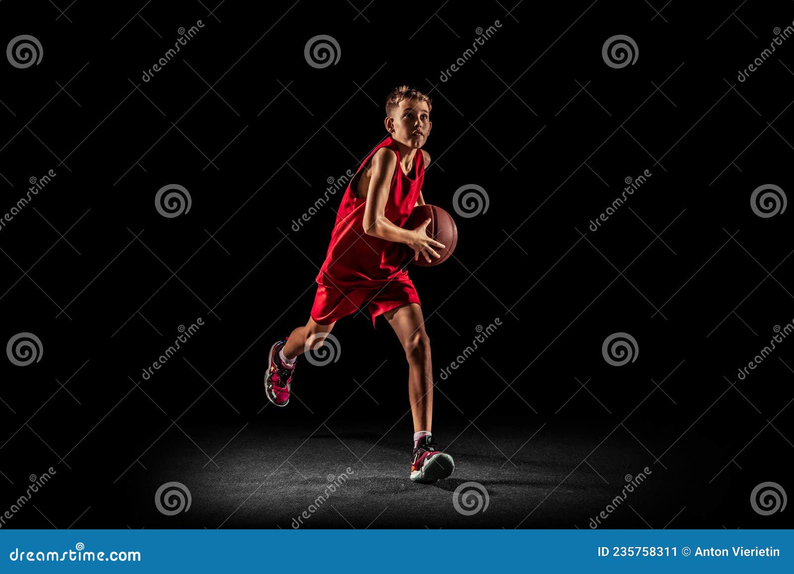 Retrato Do Jogador De Basquete Em Treinamento Em Movimento Isolado Sobre  Fundo Azul Gradiente Em Luz Neonatal. Foto de Stock - Imagem de fundo,  desportista: 235847770