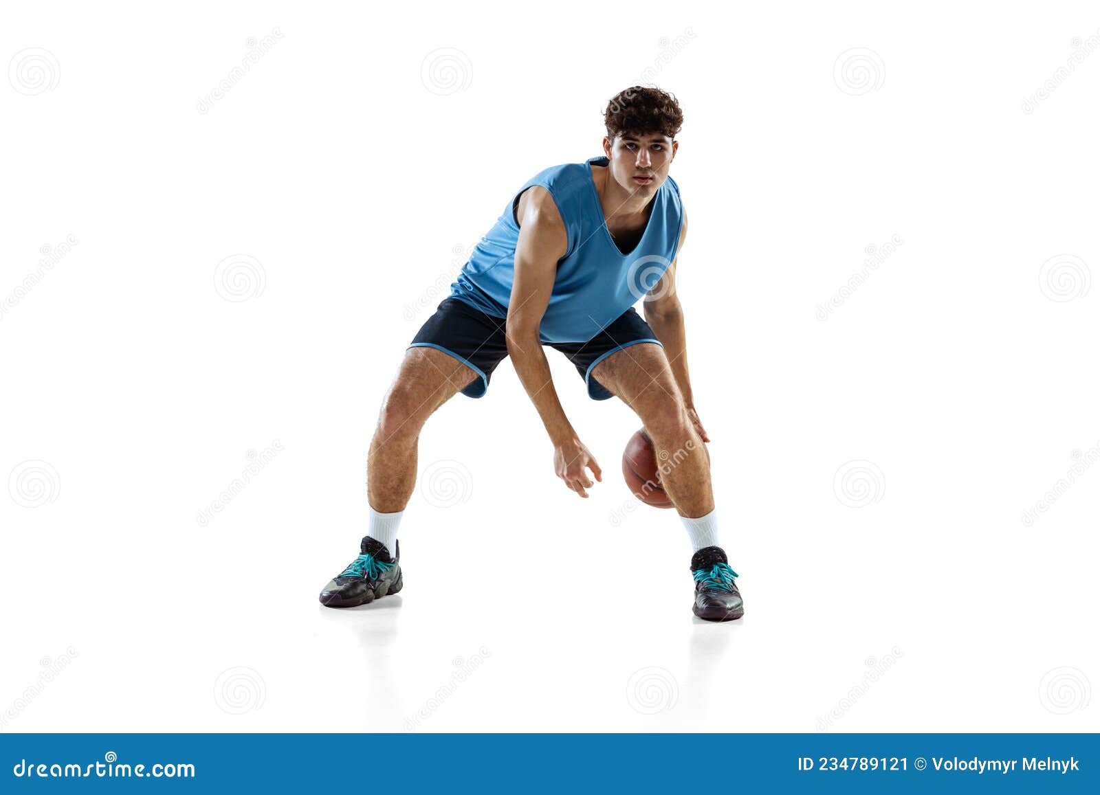 Retrato De Comprimento Total De Elegante Jovem Jogador De Basquete