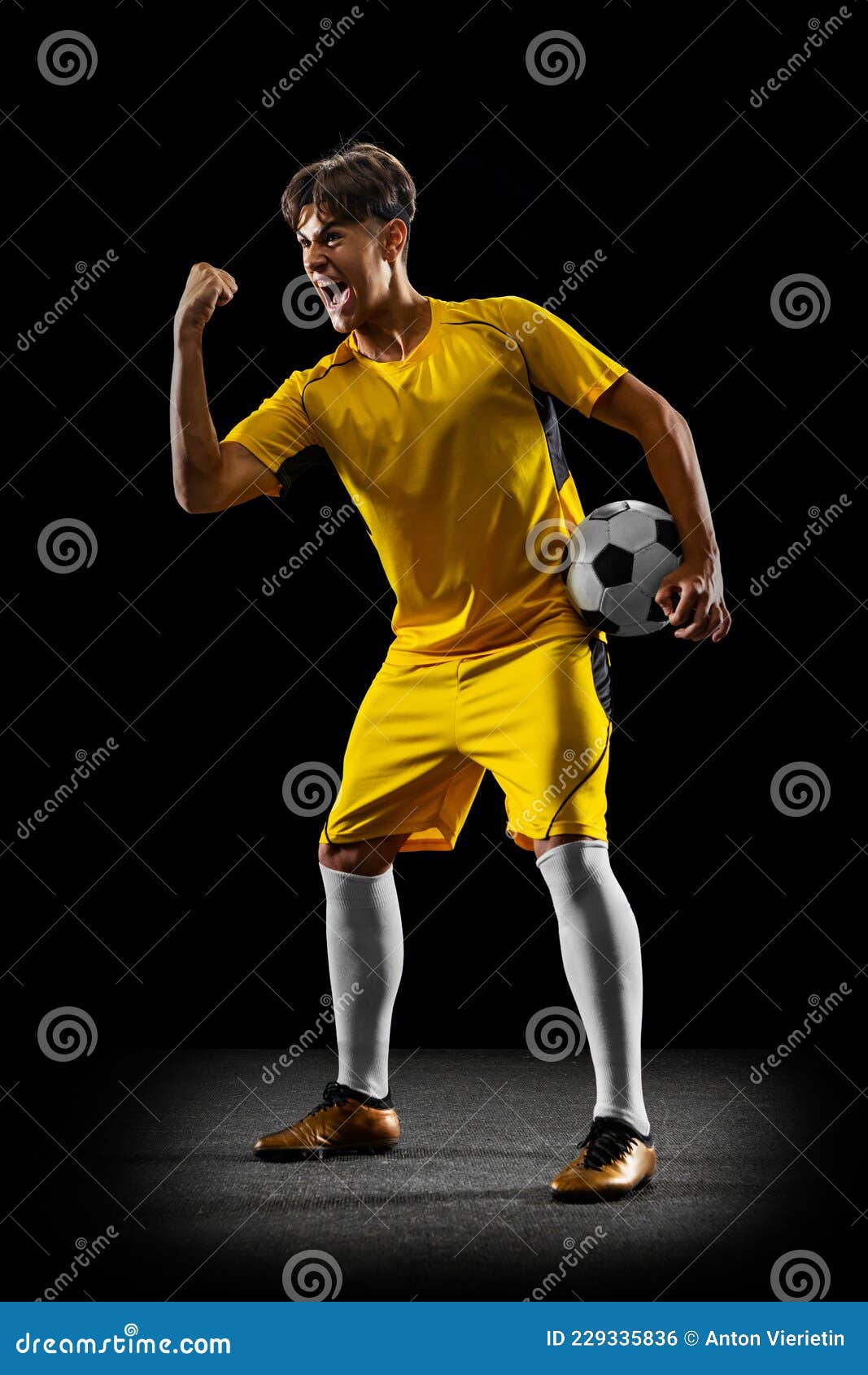 Foto em tamanho completo enérgico profissional jogador de futebol