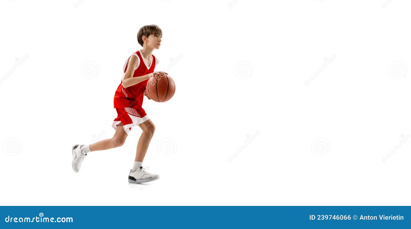 Retrato De Comprimento Total De Elegante Jovem Jogador De Basquete