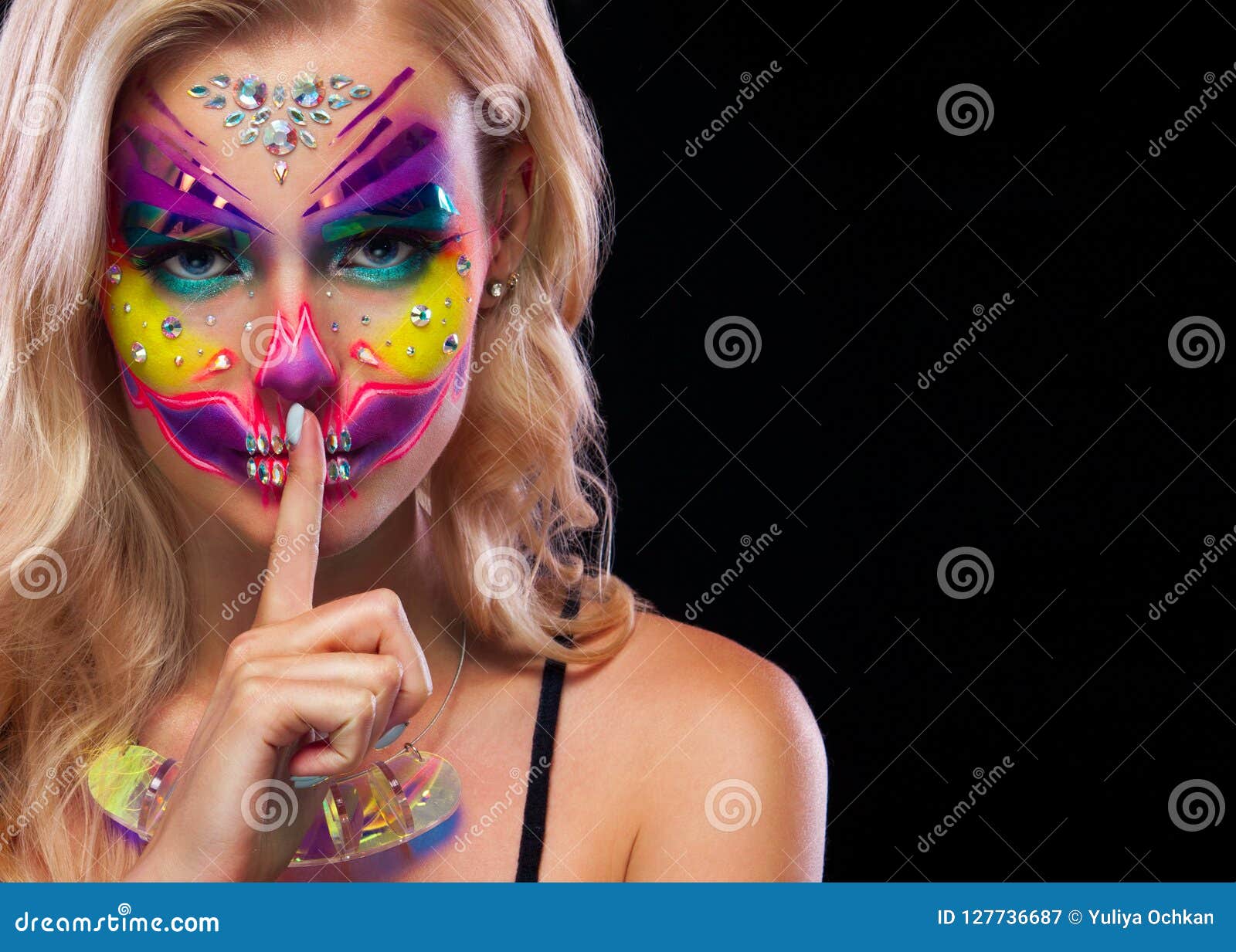 Retrato Creativo De Sugar Skull En Fondo Oscuro Con El Copyspace Maquillaje  De Neón Para El Día De Fiesta De Halloween O De Dia D Imagen de archivo -  Imagen de discoteca,