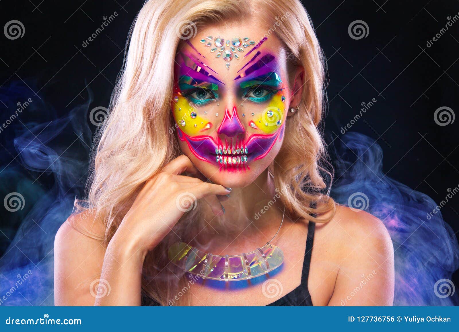 Retrato Creativo De Sugar Skull En Fondo Oscuro Con El Copyspace Maquillaje  De Neón Para El Día De Fiesta De Halloween O De Dia D Foto de archivo -  Imagen de vacaciones,