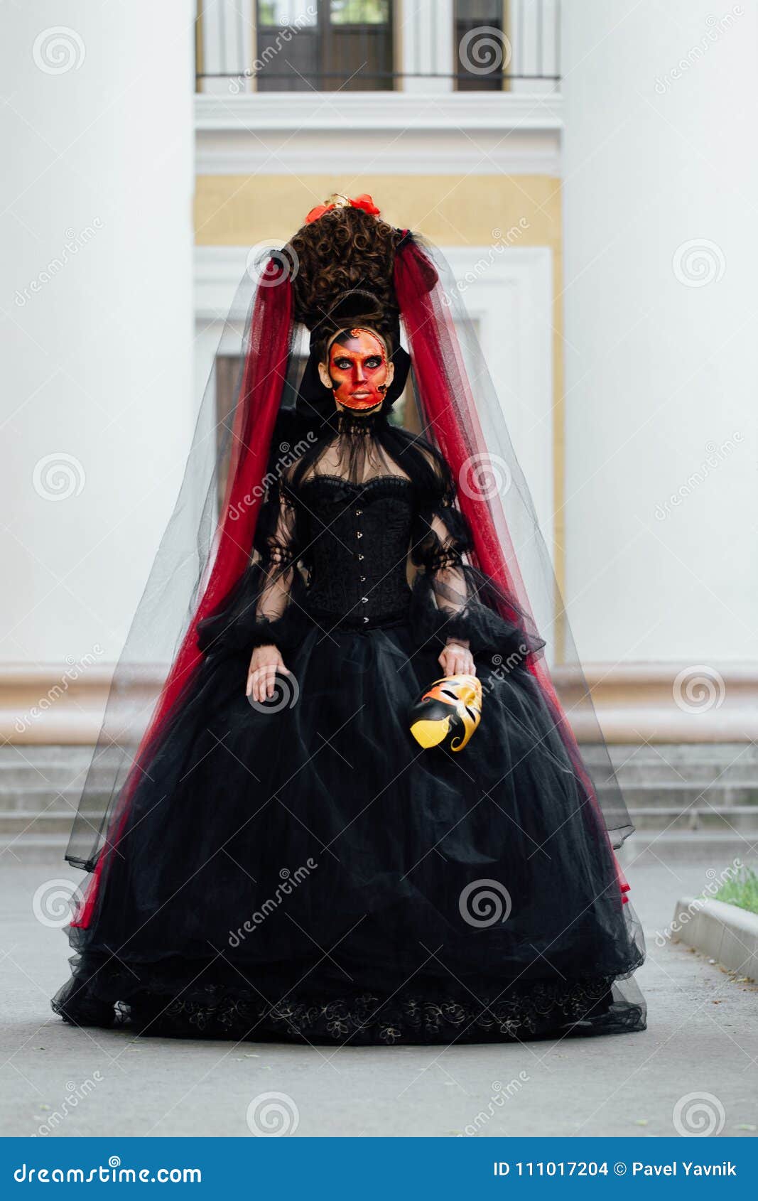 Lindas mulheres bruxas em longos vestidos vermelhos e pretos