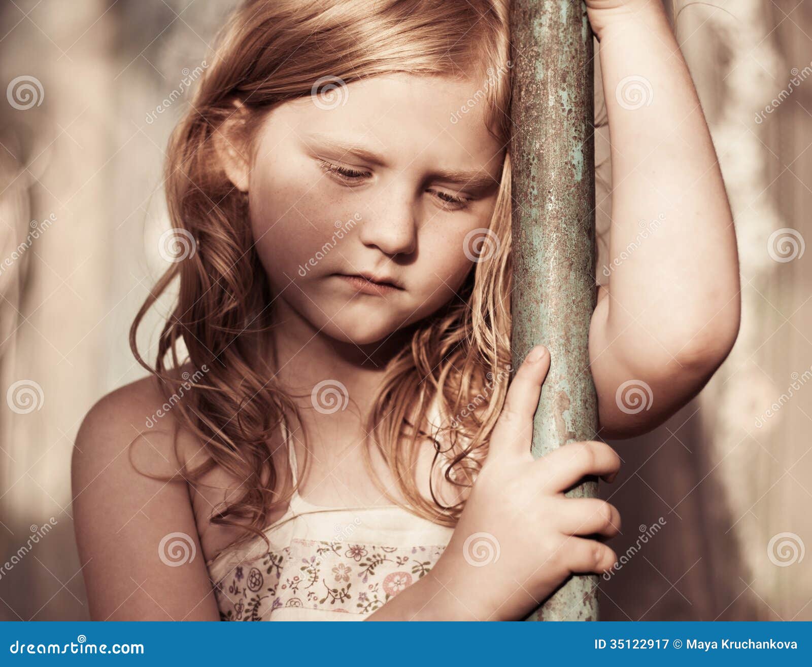 Criança triste criança deprimida parecendo solitária criança triste sentada  sozinha e chorando indefesa