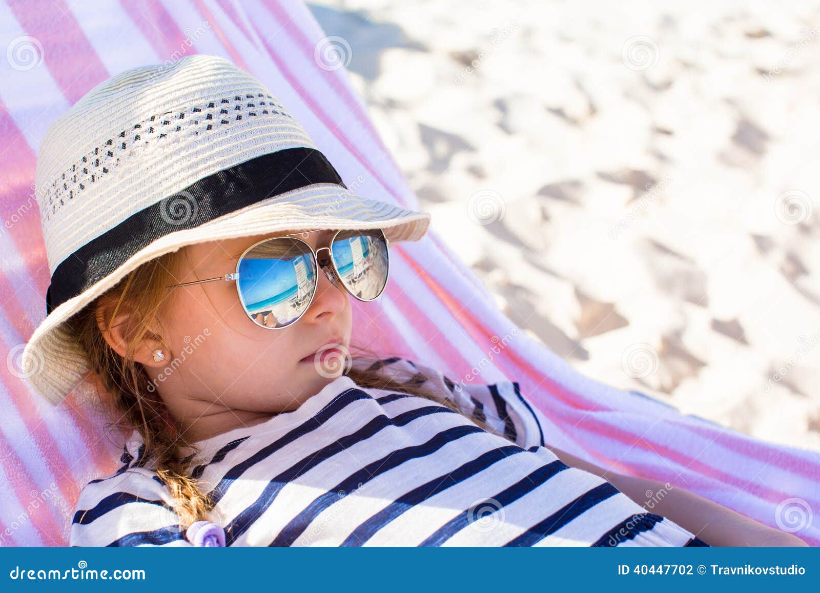 Retrato da menina adorável pequena que encontra-se no vadio da praia. Retrato da menina bonito pequena que encontra-se no vadio da praia