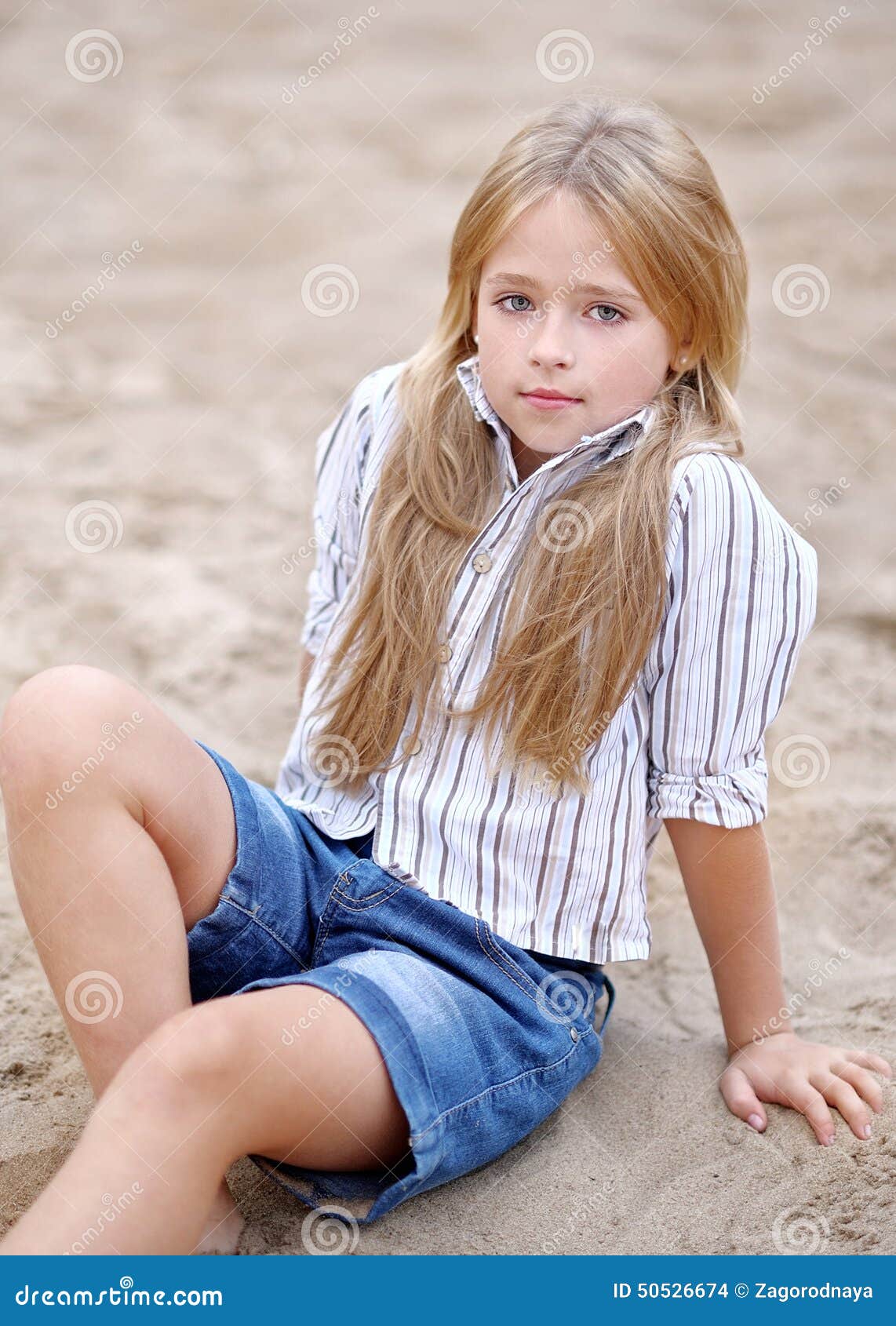 Retrato Da Menina Ao Ar Livre Foto De Stock Imagem De Azul Colete