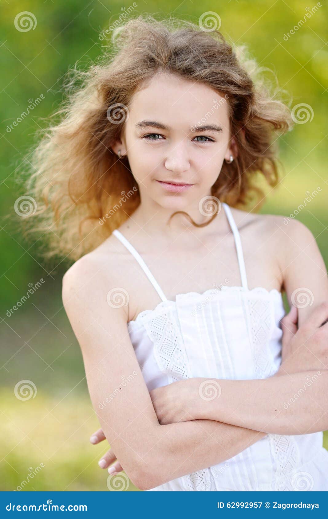 Retrato Da Menina Ao Ar Livre Imagem De Stock Imagem De Feliz Mola