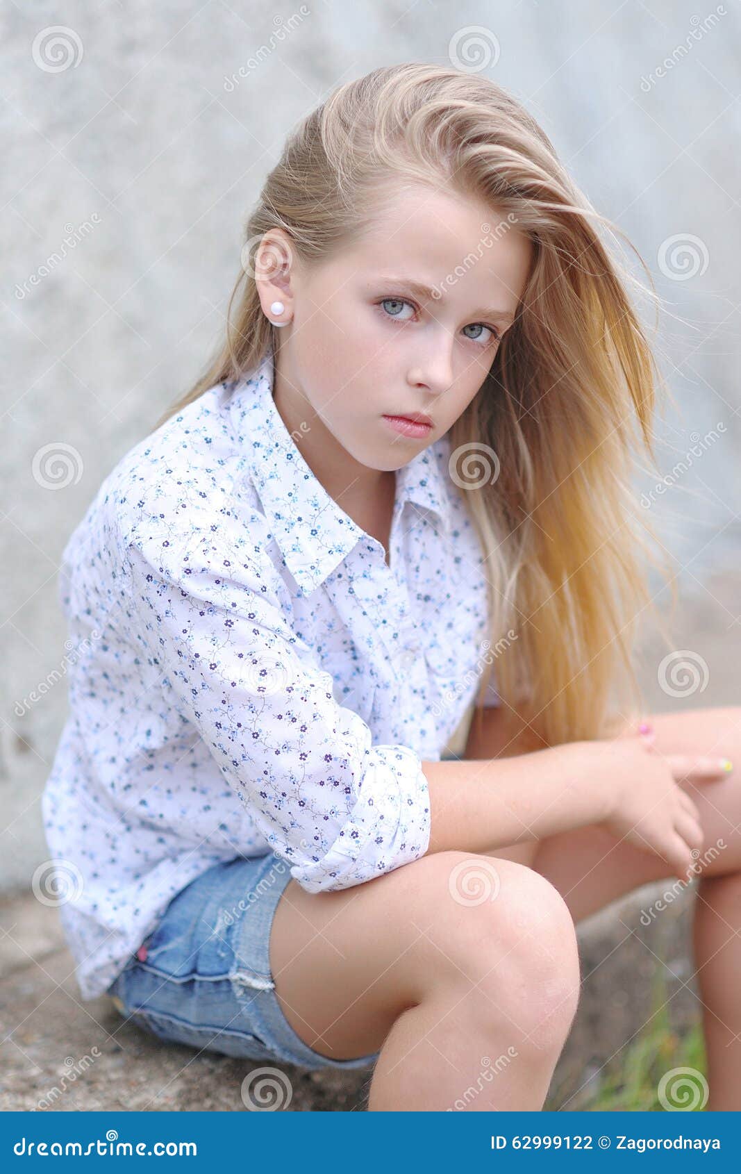 Retrato Da Menina Ao Ar Livre Foto De Stock Imagem De Pouco Modelo
