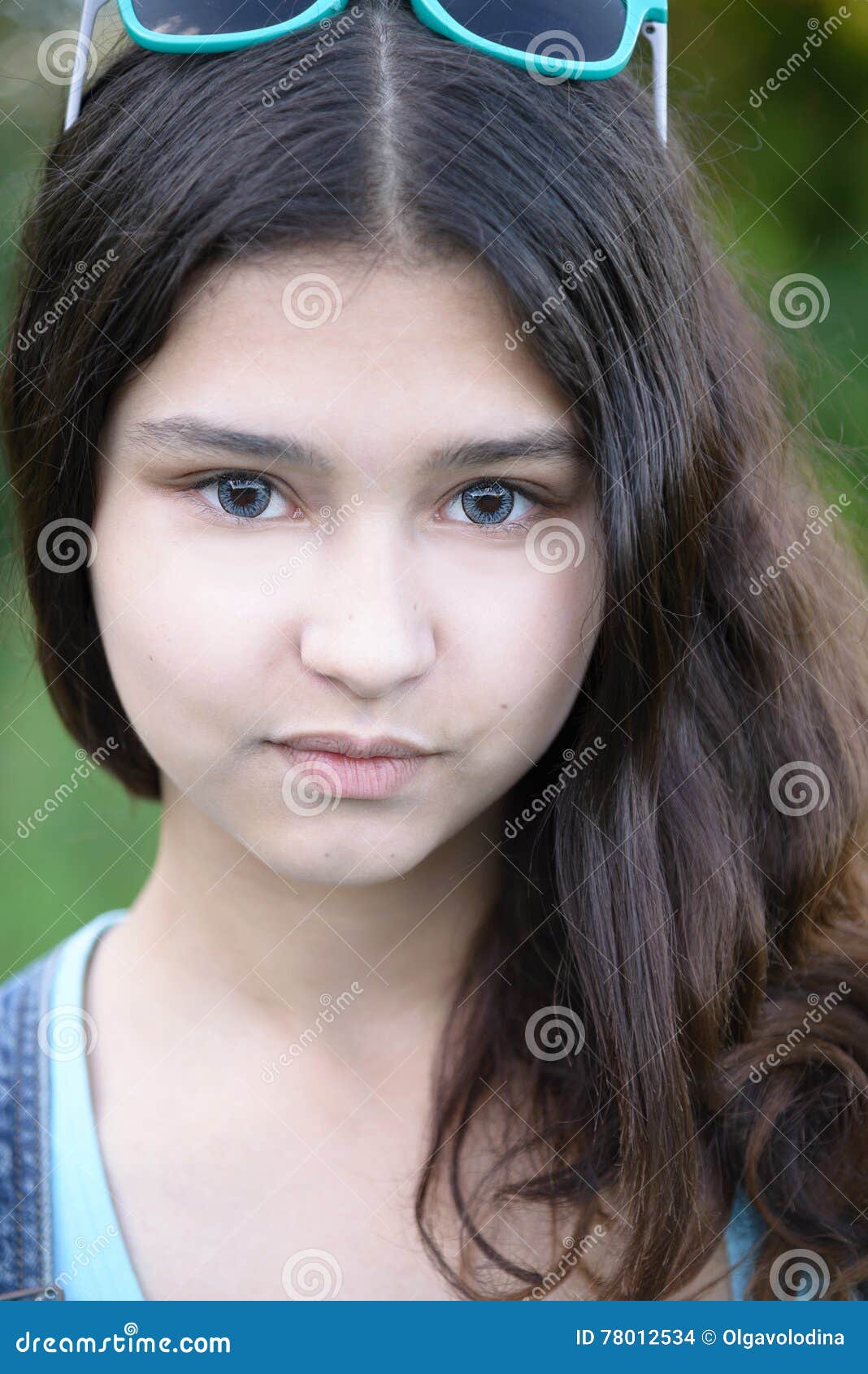 Retrato Da Menina Bonita 15 Anos Foto de Stock - Imagem de cabelo