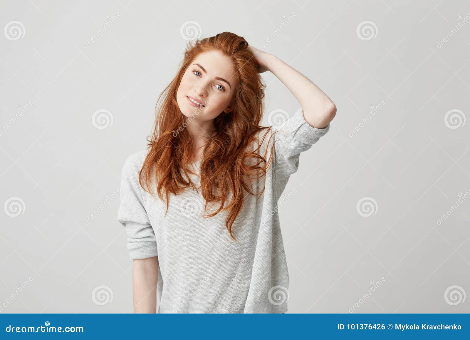 Meninas bonitas esticando o cabelo e olhando para a câmera