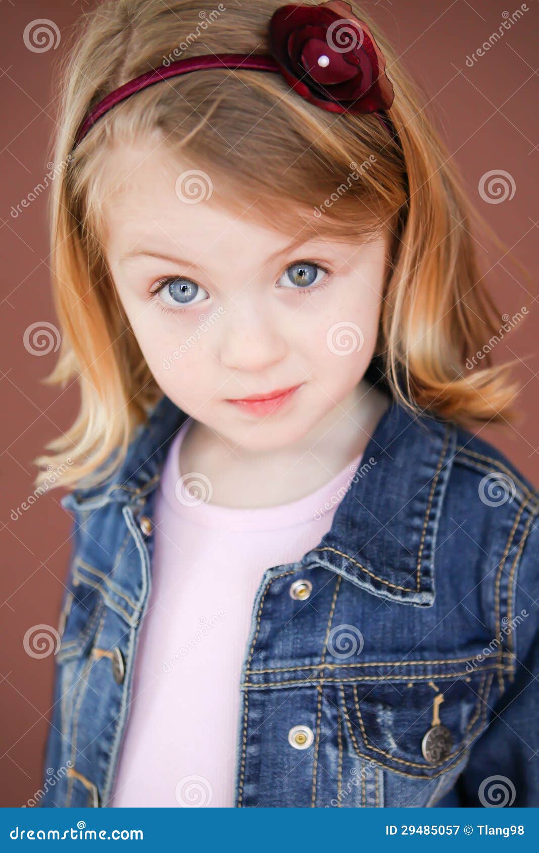 Retrato Da Menina Da Criança De 5 Anos Imagem de Stock - Imagem de
