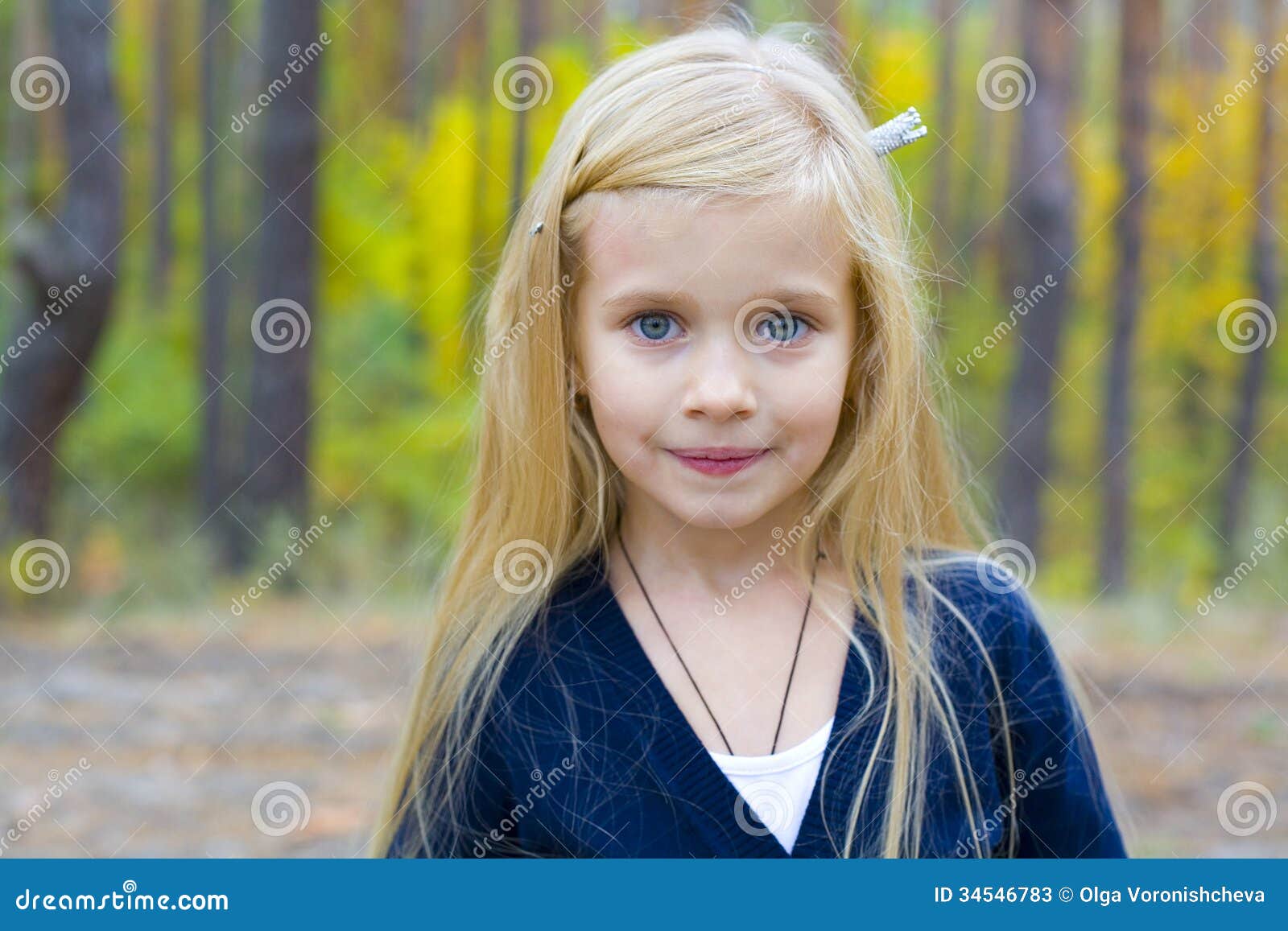 Retrato da menina de cinco anos bonita fora