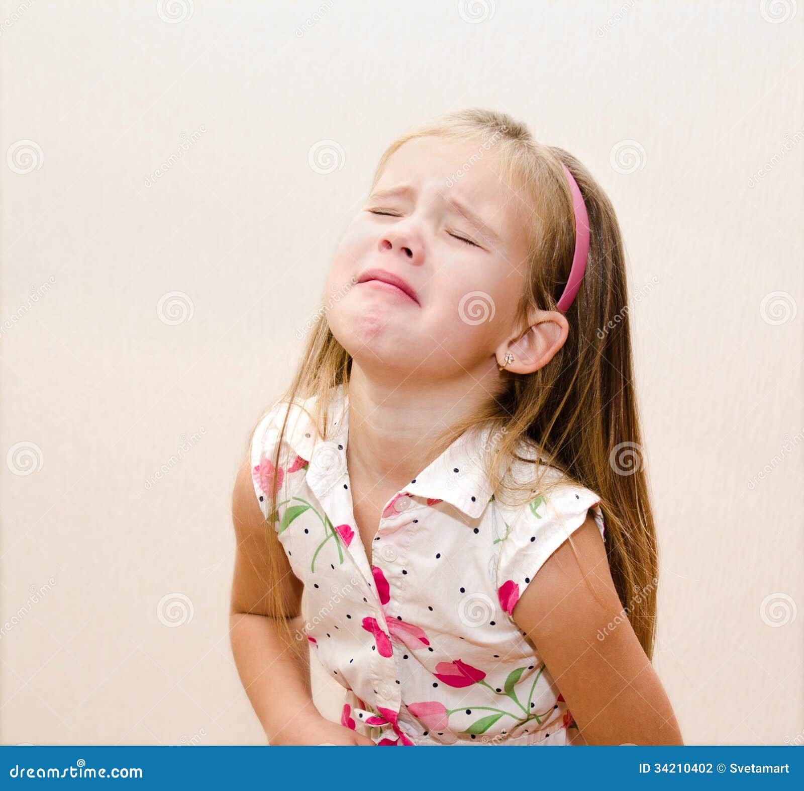 Manter Fora. Feia Aparência De Menina. Garota Zangada Mantém As Mãos No  Quadril Ao Ar Livre. Criança Desobediente. Com Emoção Nega Foto de Stock -  Imagem de consideravelmente, emocional: 213030924