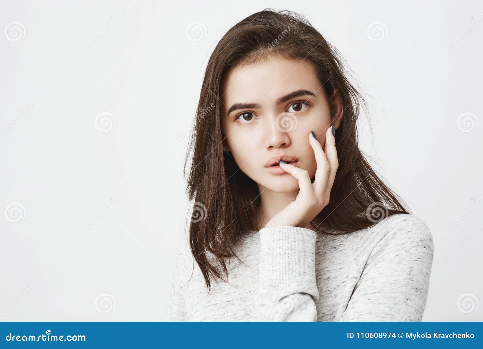 Meninas bonitas esticando o cabelo e olhando para a câmera