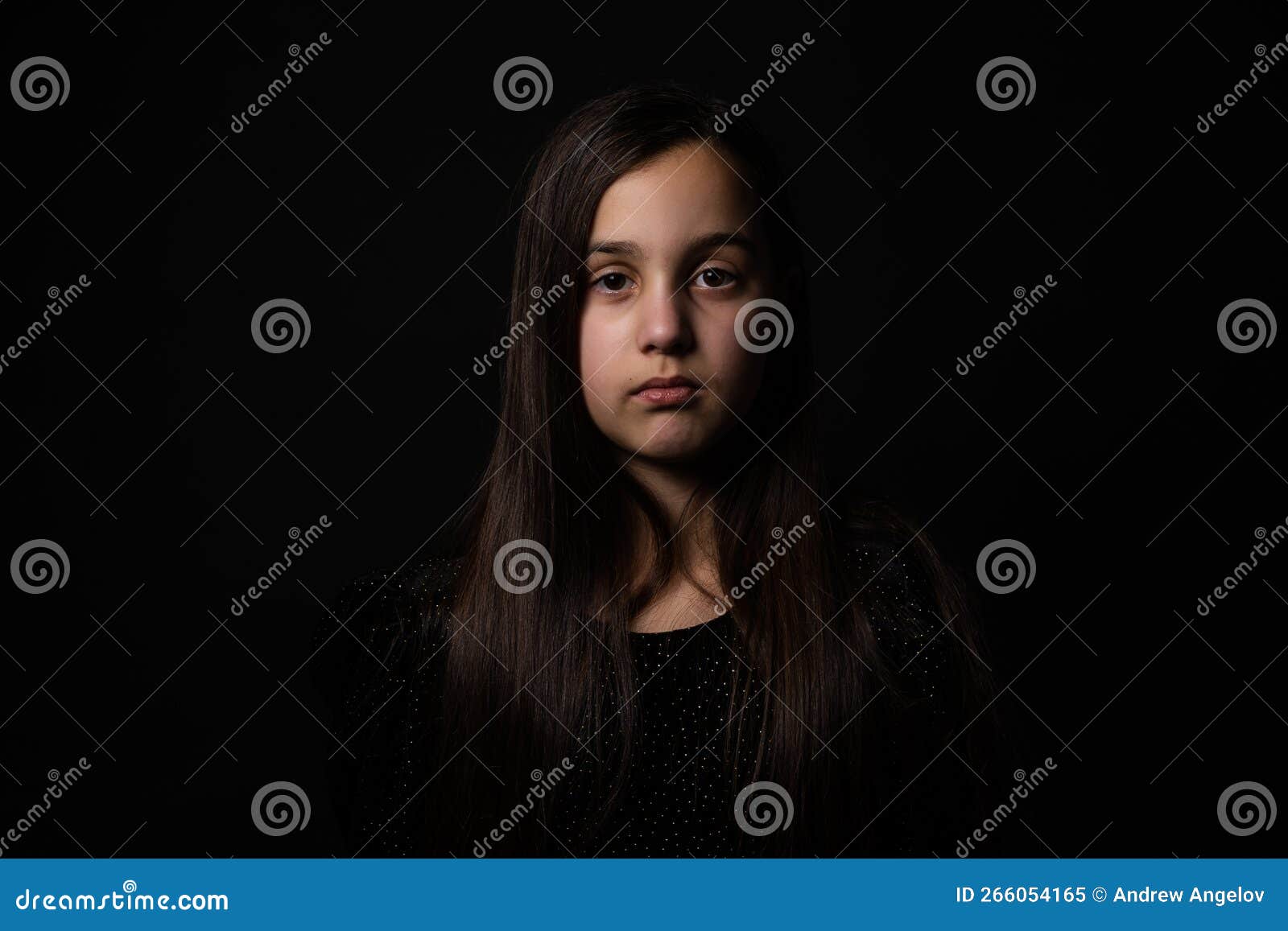 Grande Retrato Do Perfil Feminino. As Meninas Se Deparam Com Um Fundo  Preto. Linda Garota Triste Foto de Stock - Imagem de beleza, bordos:  204545892