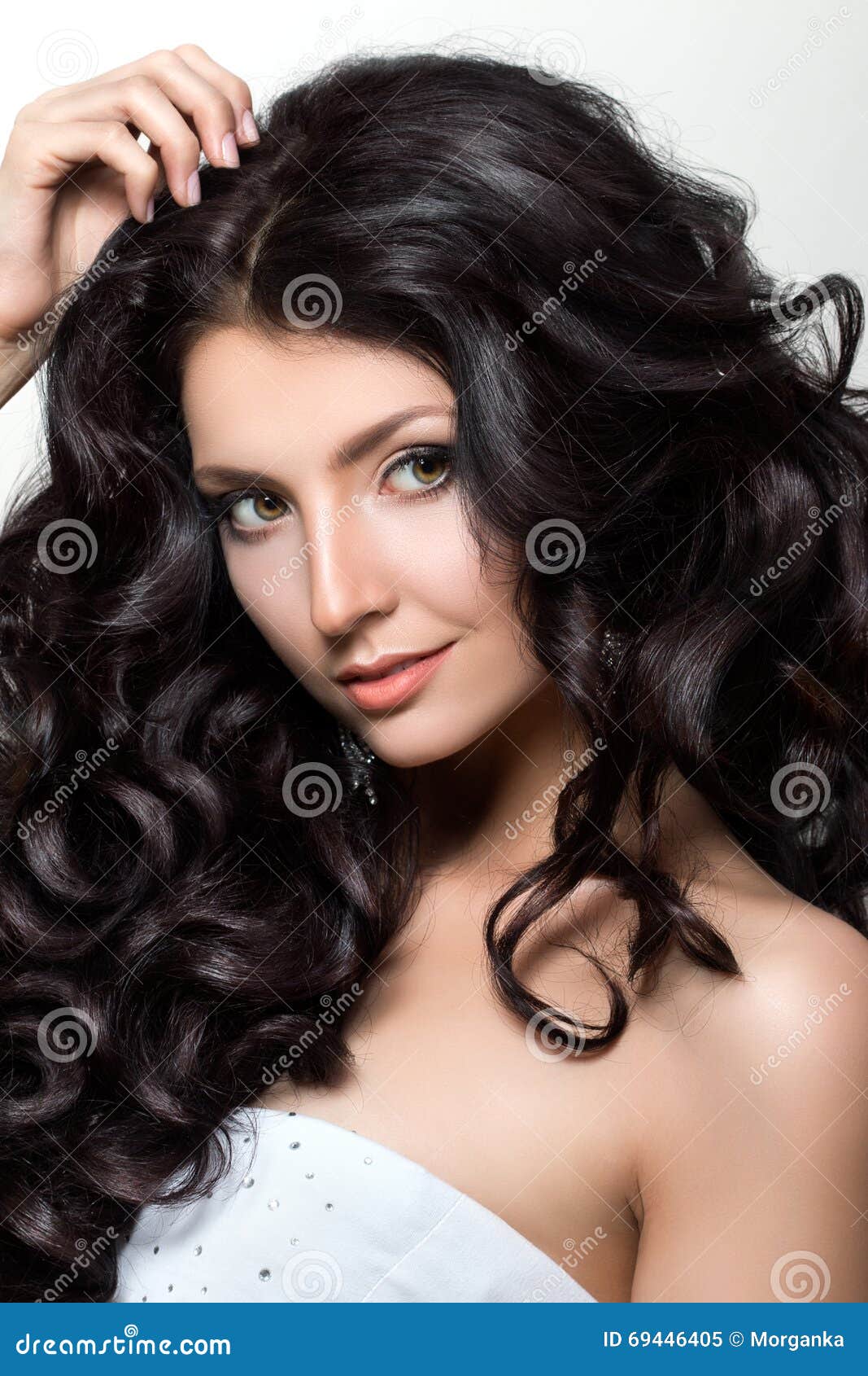 Mulher de cabelo bonito com retrato feminino de cabelo longo morena beleza  helathy penteado. tiro do estúdio.