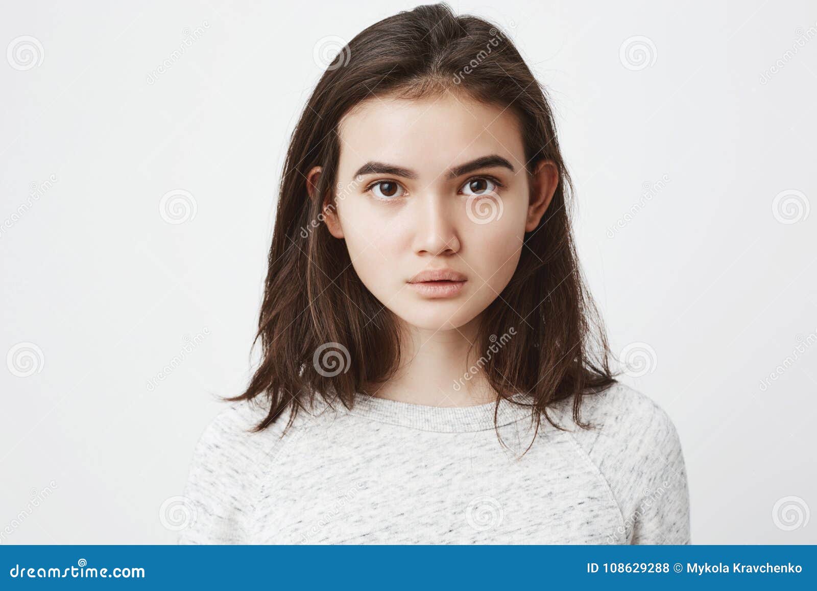 Meninas bonitas esticando o cabelo e olhando para a câmera