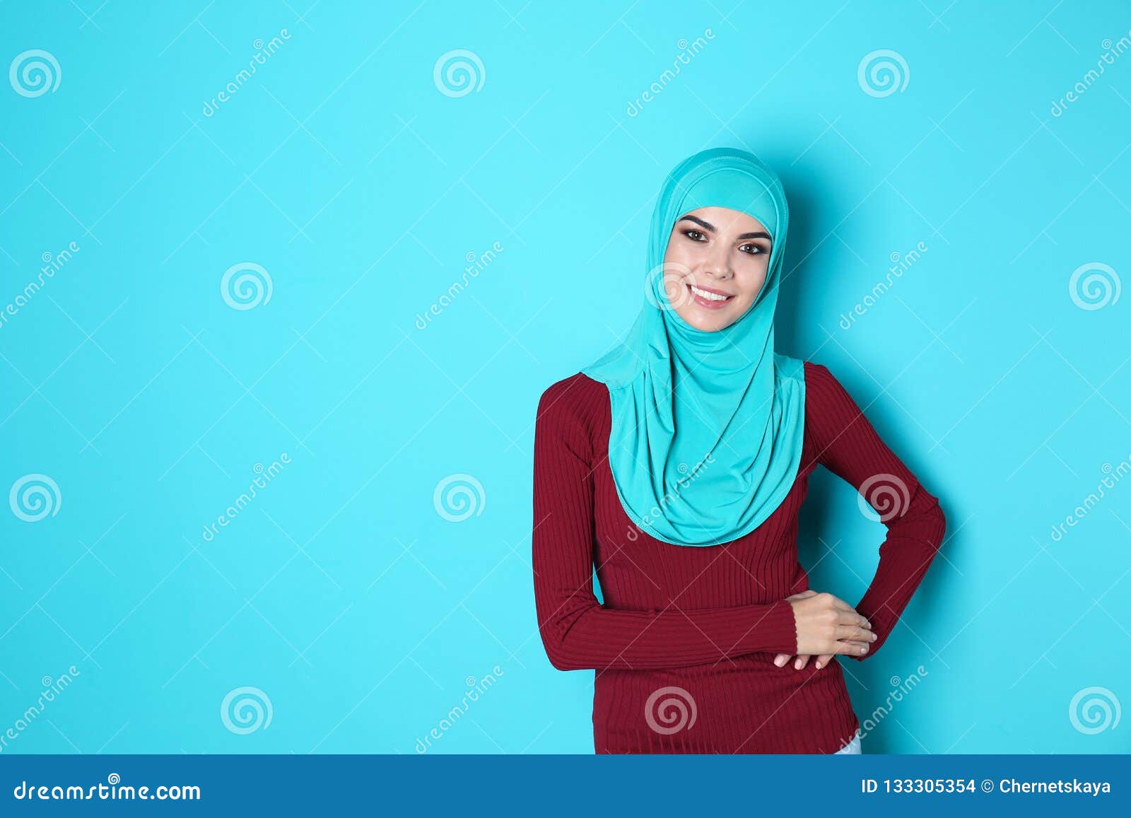 Perfil retrato de triste chorando mulher muçulmana preta em hijab