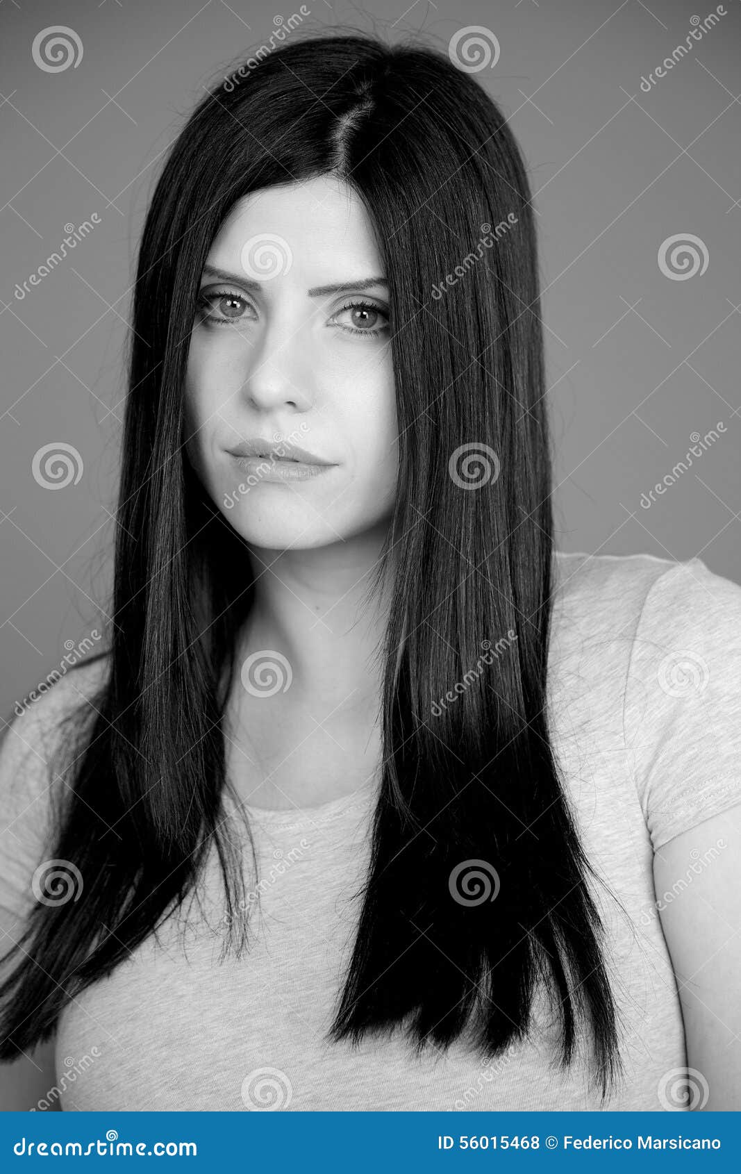 Retrato De Uma Menina Muito Triste Com Cabelo Liso Imagem de Stock - Imagem  de atrativo, bonito: 186040627