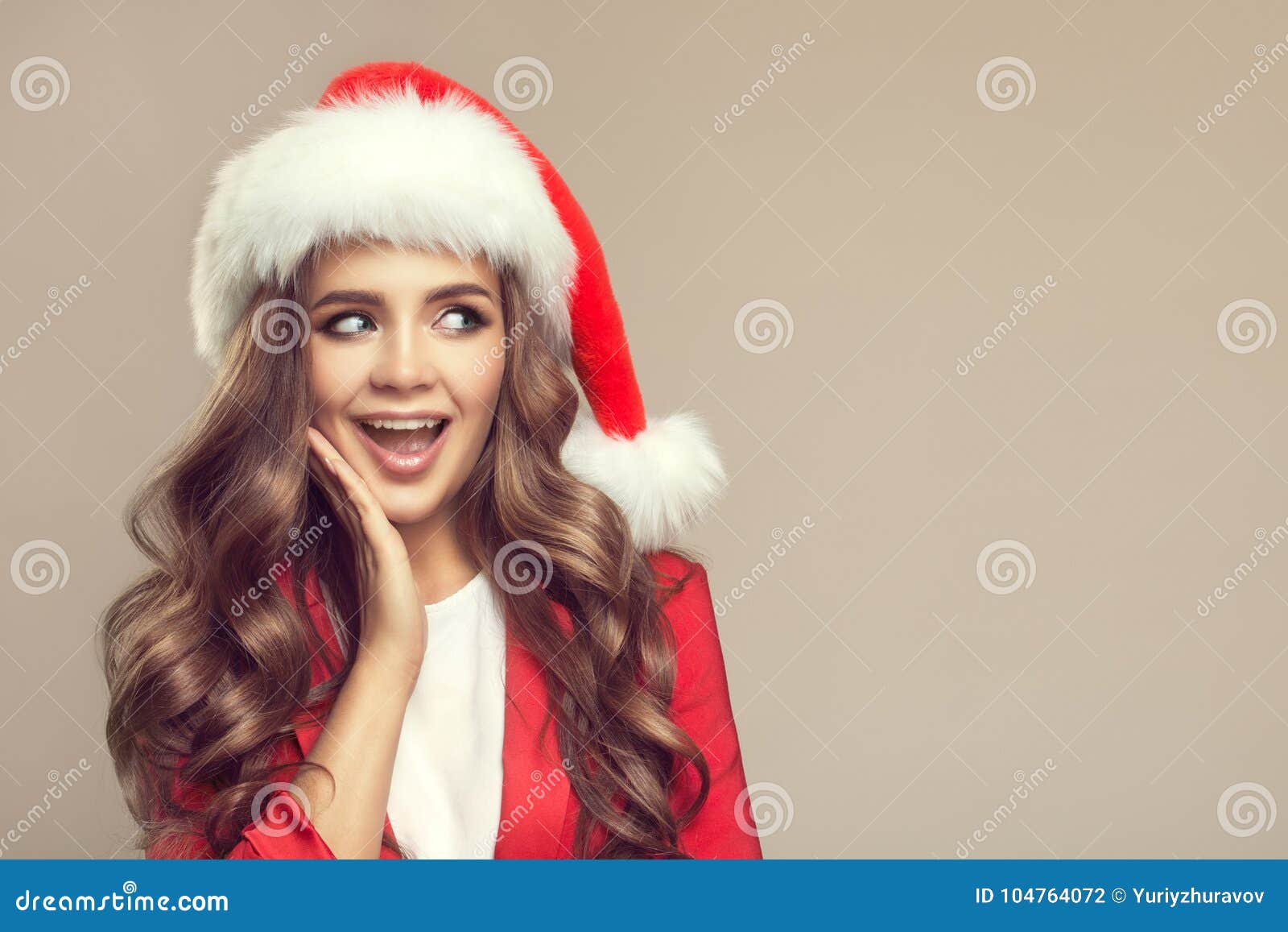 Retrato da mulher surpreendida bonito no chapéu de Santa Natal