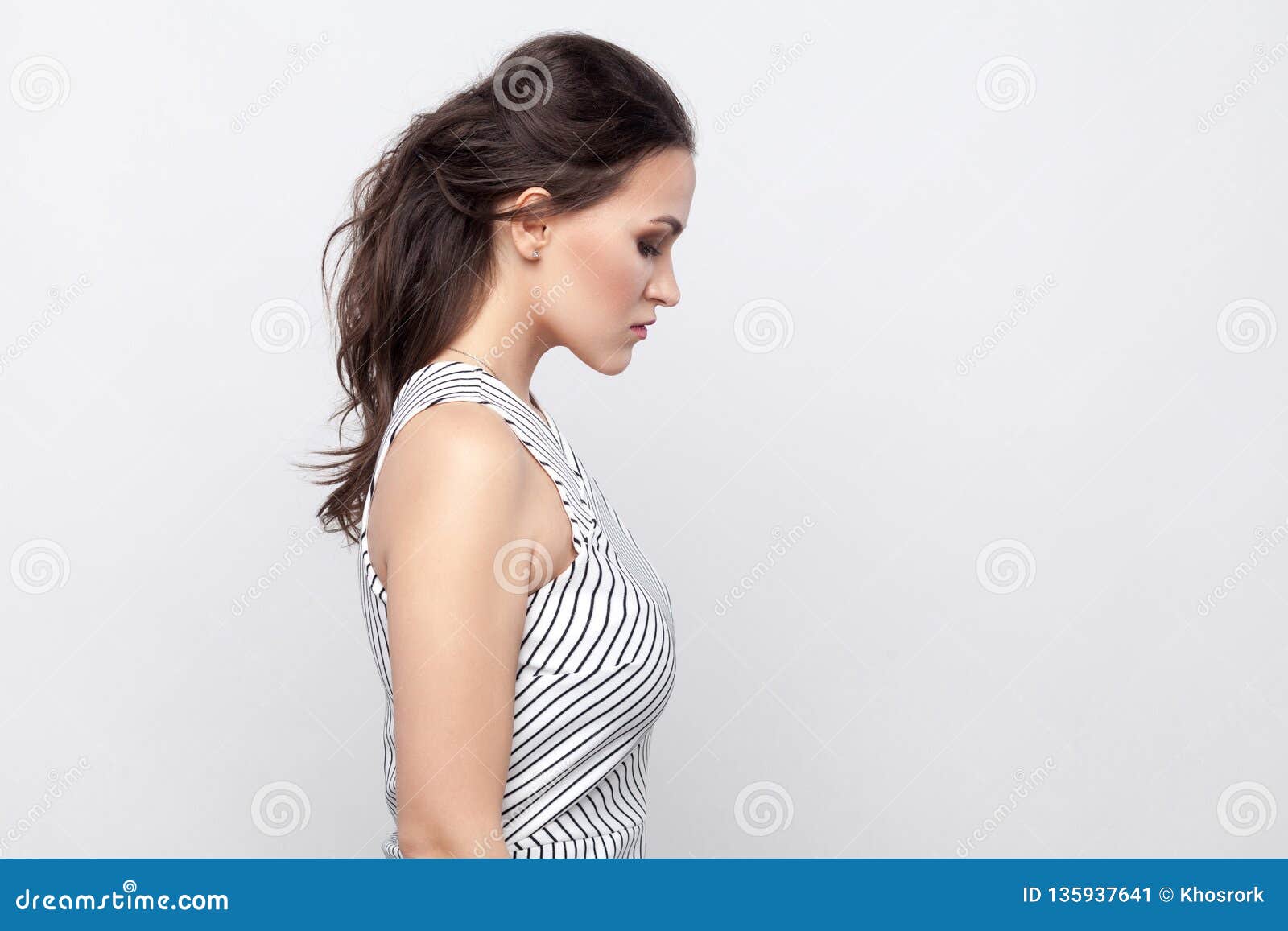 Foto de Triste Perfil Feminino e mais fotos de stock de Mulheres - Mulheres,  Só Uma Mulher, Escuro - iStock