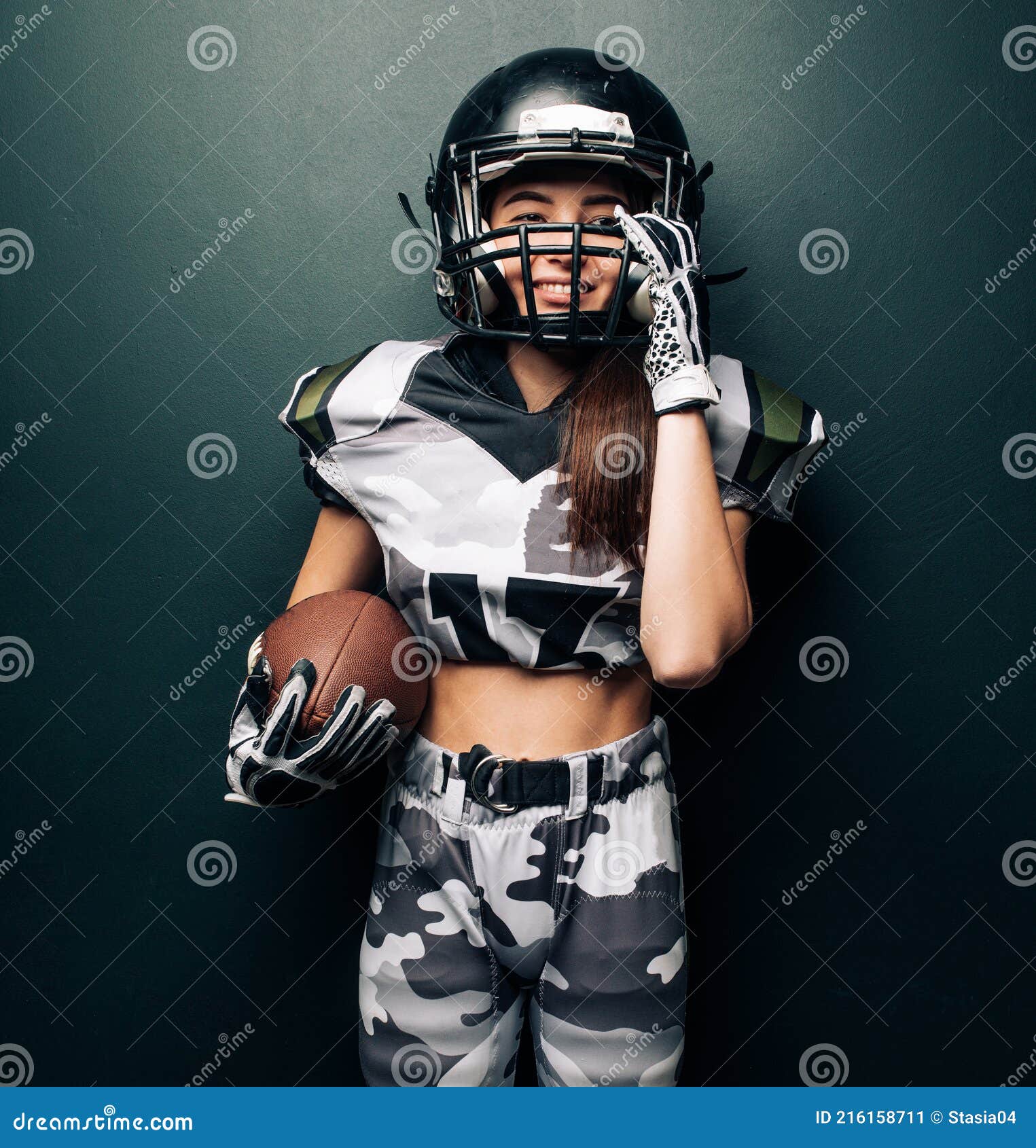 Feminino jogador de futebol americano em uniforme — Fotografias de Stock ©  DmitryPoch #132271496