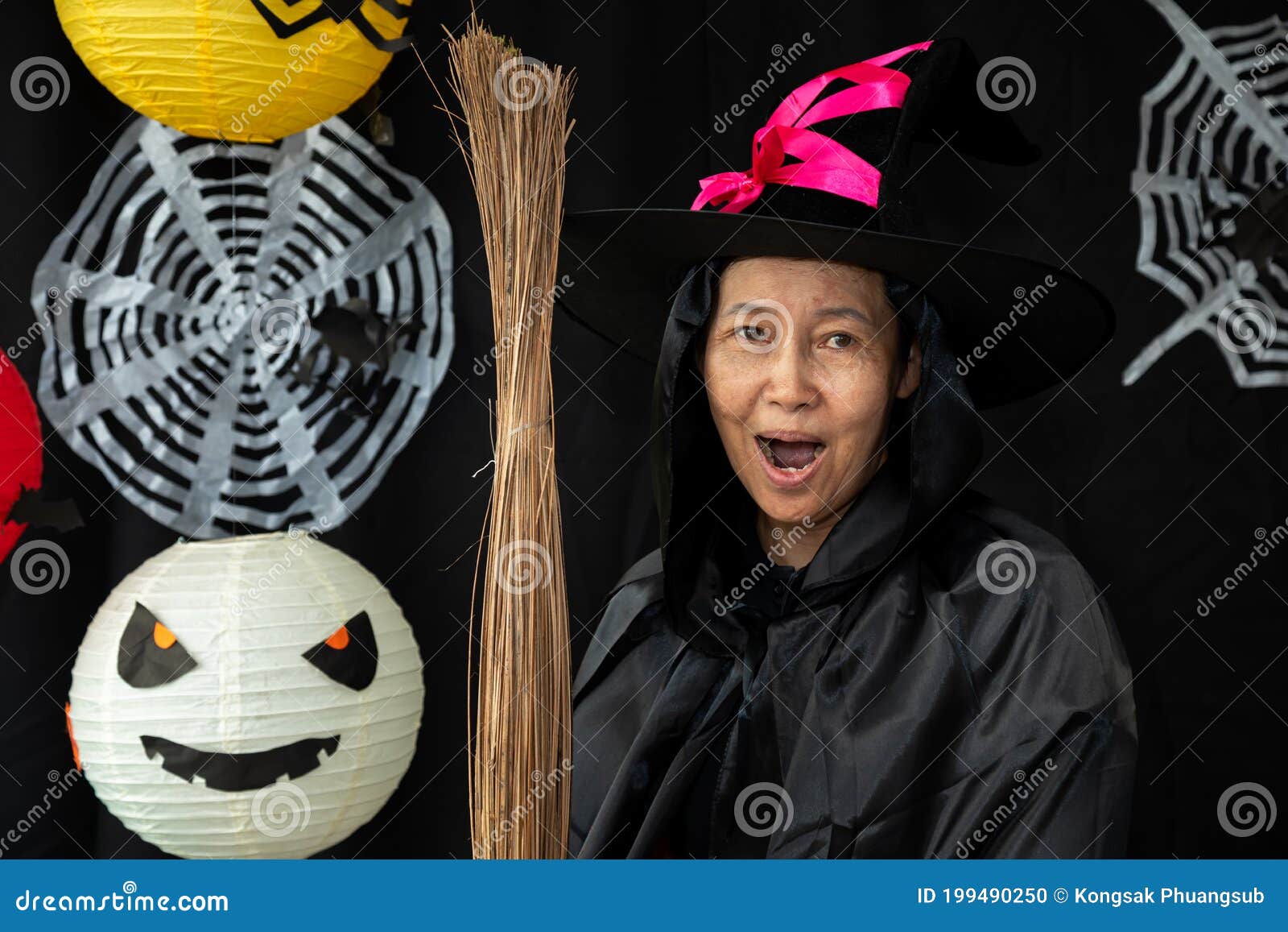 Halloween. Retrato De Uma Bruxa Velha Feia Que Está Com Sua Equipe