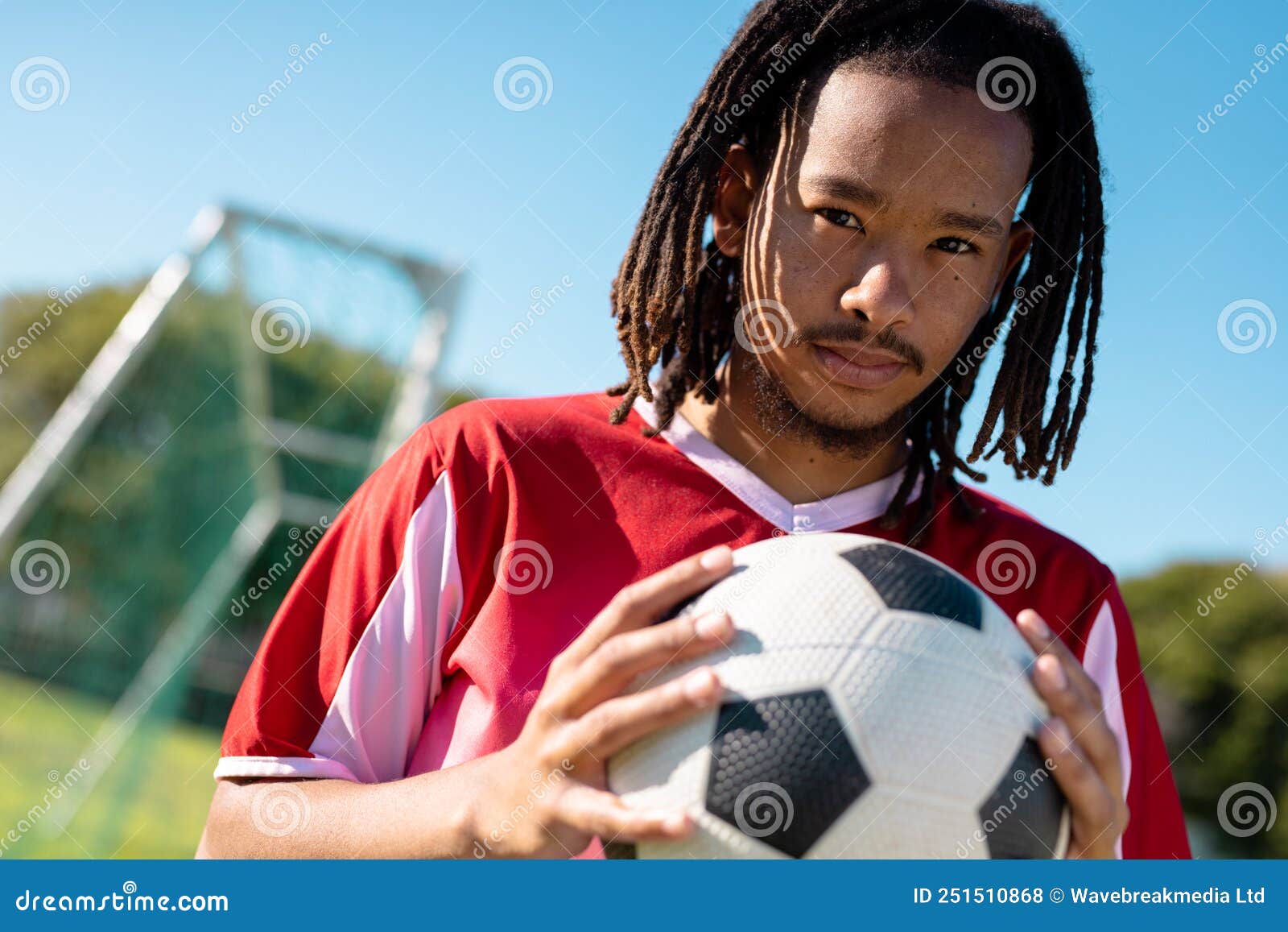 Retrato De Baixo ângulo De Um Jogador Macho Com Dreadlocks Em Camisa  Vermelha Segurando a Bola Contra O Céu Limpo Foto de Stock - Imagem de  fundo, verde: 251510868