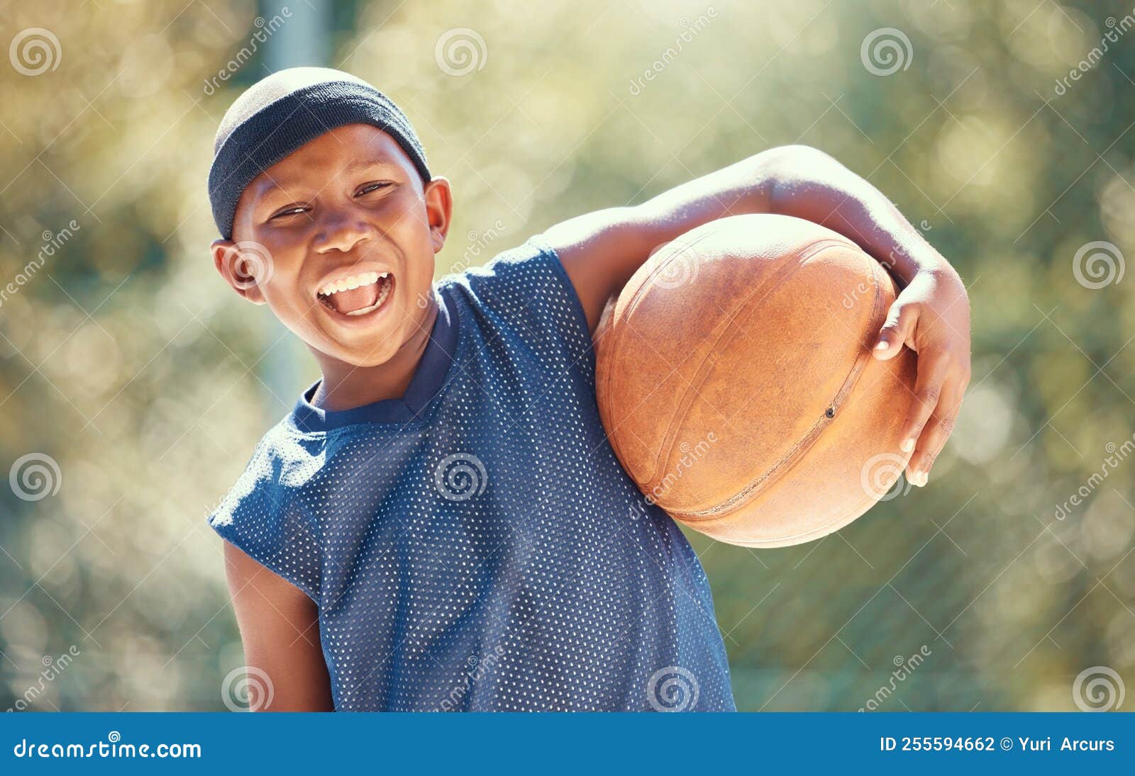 Criança de lesão no joelho de basquete com o pai colocou band-aid
