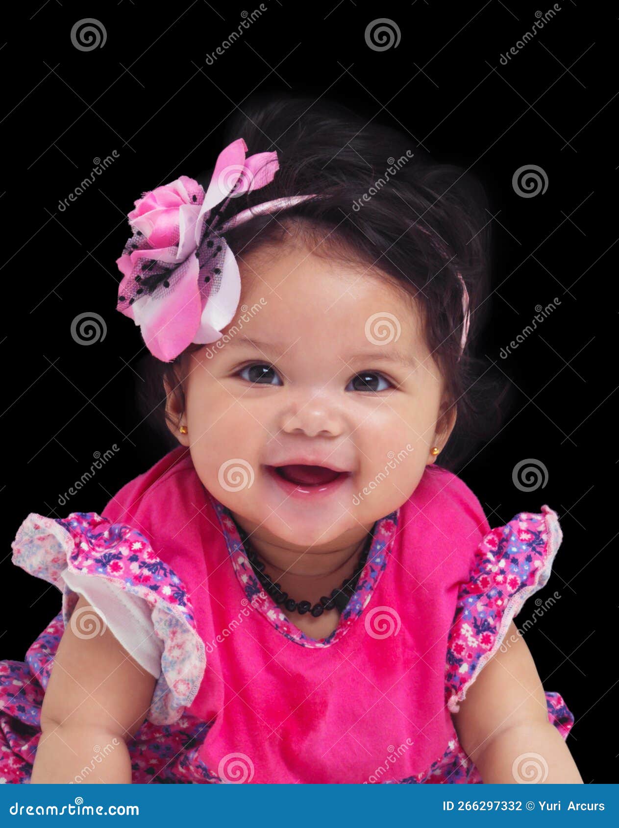 De Bebé Y Niña Con Un Recién Nacido En Un Estudio Fondo Negro Con Ropa De Flores. Flor Infantil Y Foto de archivo - Imagen de desarrollo, bebé: 266297332