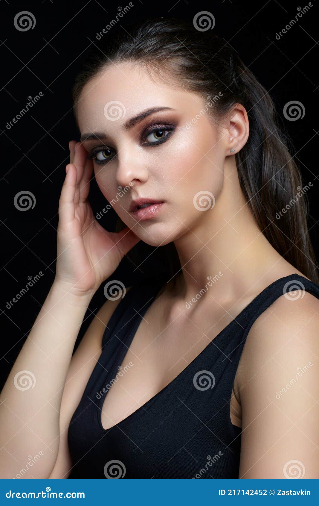 Retrato De Belleza De Mujer Joven. Chica Morena Con Noche Maquillaje Femenino Y Vestido Negro Foto de archivo - Imagen de negro, dedos: 217142452 Retrato De Belleza De Mujer Joven. Chica Morena Con Noche Maquillaje Femenino Y Vestido Negro Foto de archivo - Imagen de negro, dedos: 217142452