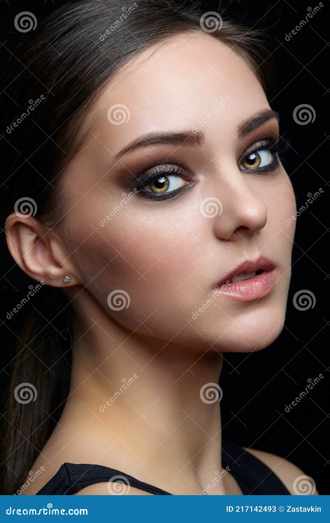 Retrato De Belleza De Mujer Joven. Chica Morena Con Noche Maquillaje  Femenino Y Vestido Negro Imagen de archivo - Imagen de hermoso, retrato:  217142493
