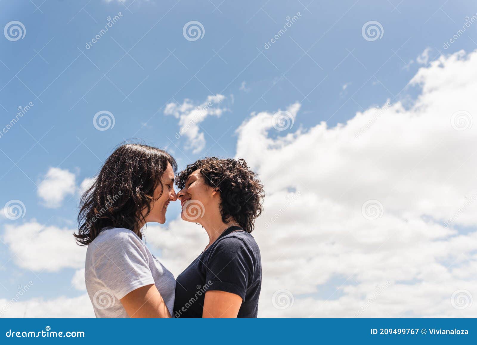 Retrato De Beso De Pareja De Lesbianas Felices Imagen De Archivo