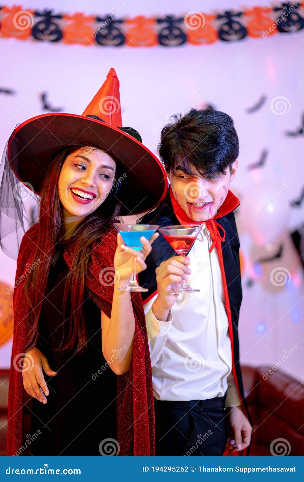 Feche O Retrato Do Halloween De Um Casal Engraçado Casal De Halloween Linda  Mulher Surpreendida Com Chapéu De Bruxa E Fantasia - Foto de Stock - Imagem  de isolado, pares: 161146344