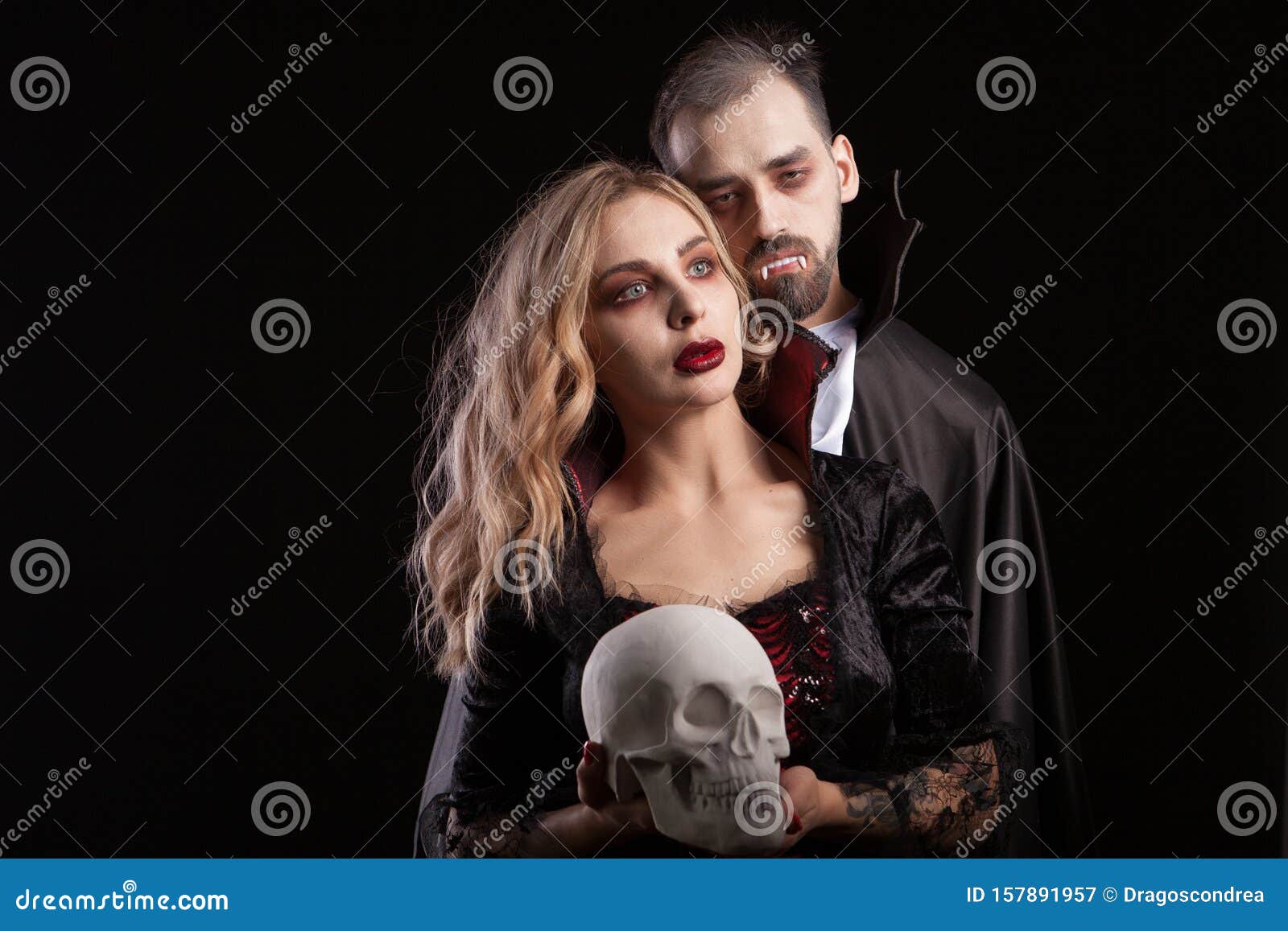 Retrato de um homem bonito vestido com uma fantasia de drácula para o  halloween