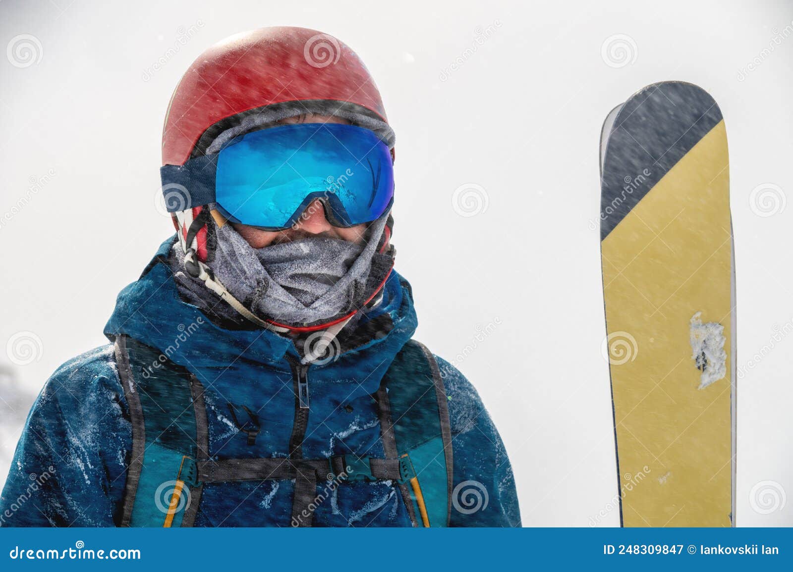 Gafas de esquí con el reflejo de las montañas nevadas. hombre en el cielo  azul de fondo. deportes de invierno.