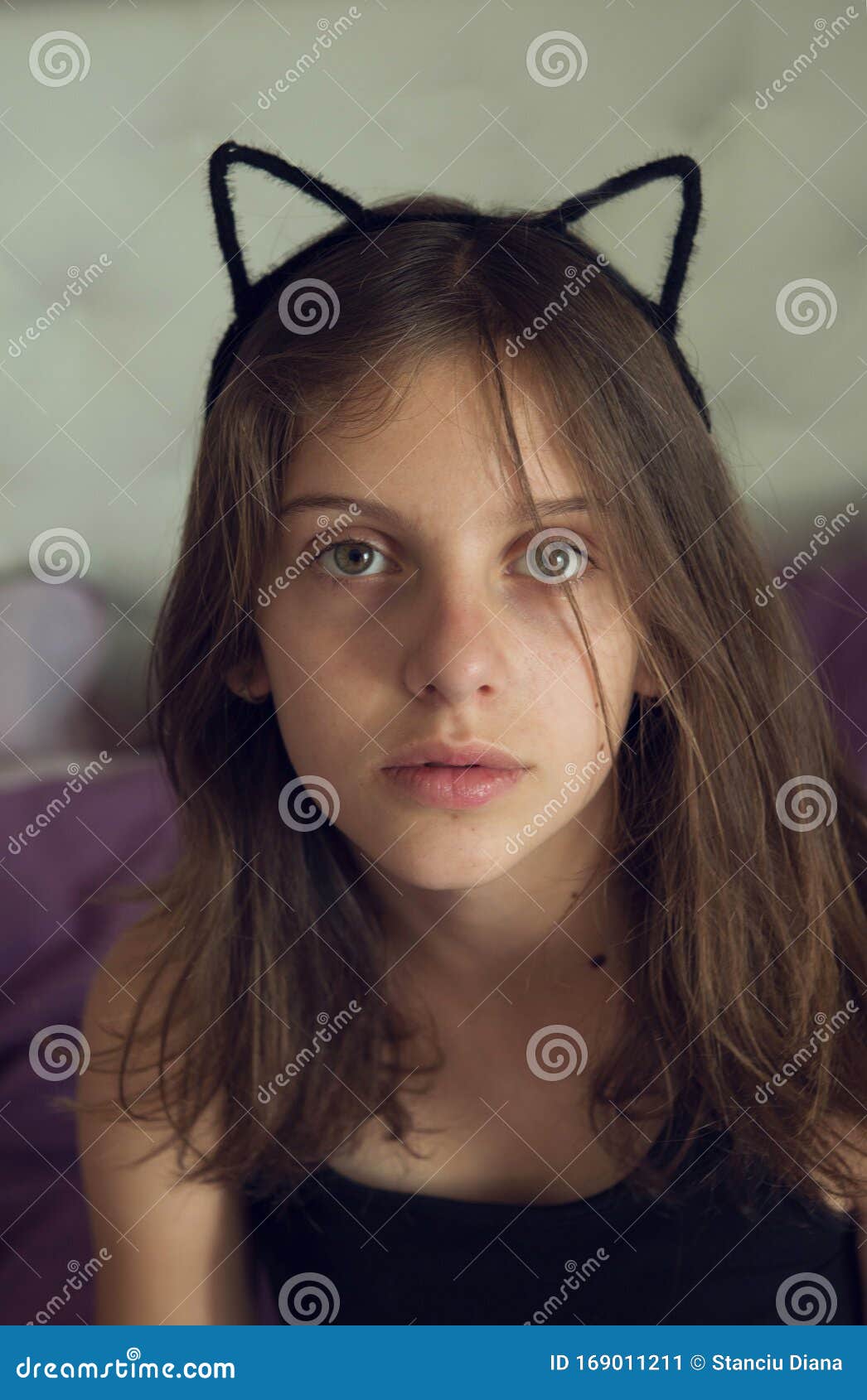Retrato De Chica Joven Con Pelo Largo Y Orejas De Gato Negro Imagen de  archivo - Imagen de muchacha, pelo: 169011211