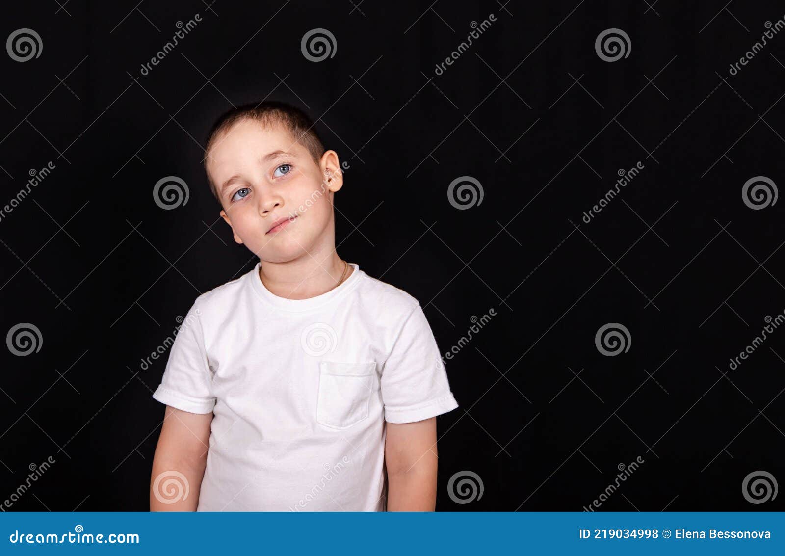 Muy Sonriente Niña De Seis Años. Aislado En Blanco. Fotos