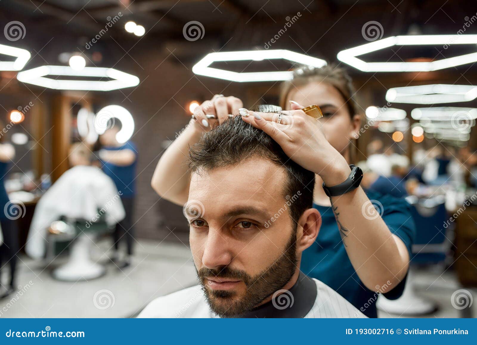apuesto hombre barbudo en la barbería, peluquero en el trabajo