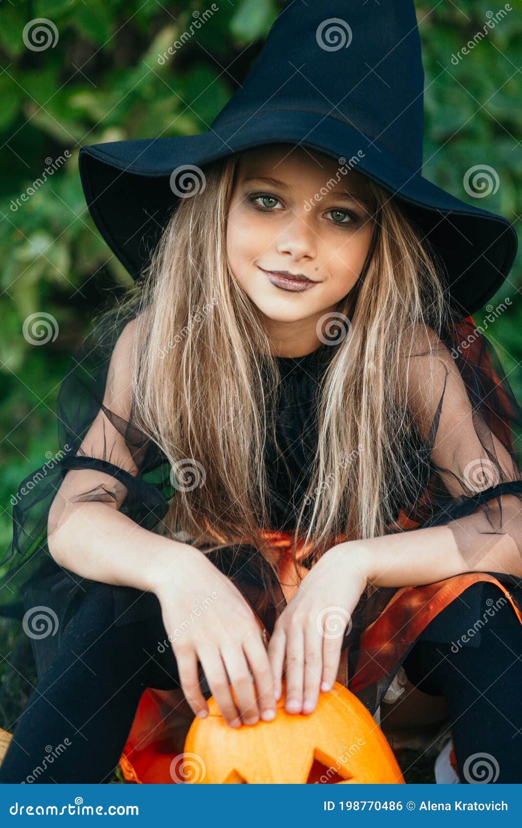 Retrato De Closeup De Niñita Con Disfraz De Bruja De Halloween Al Aire  Libre Foto de archivo - Imagen de exterior, horror: 198770486