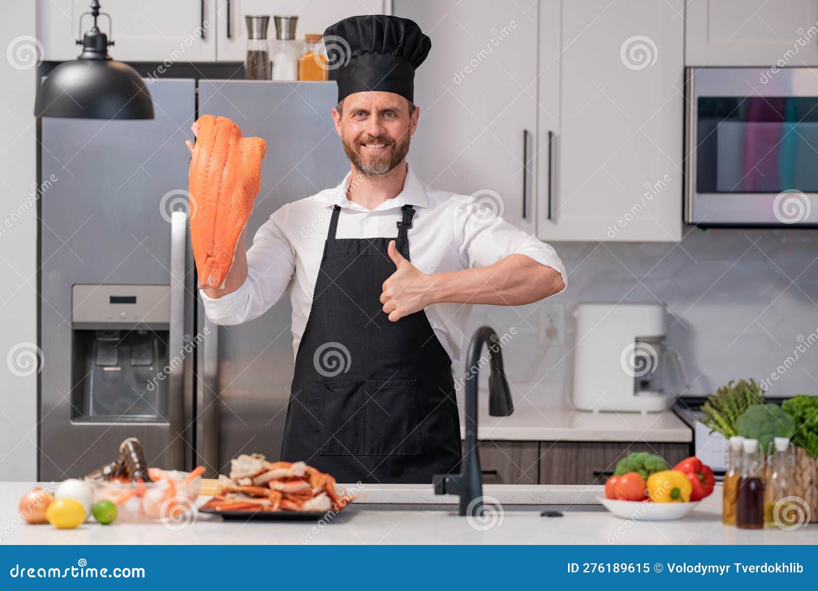 Retrato De Cocinero Preparando Salmón Fresco En La Cocina. Hombre Guapo En  Delantal Y Gorro De Cocinero Que Prepara Pescado Crudo Imagen de archivo -  Imagen de crudo, filete: 276189615