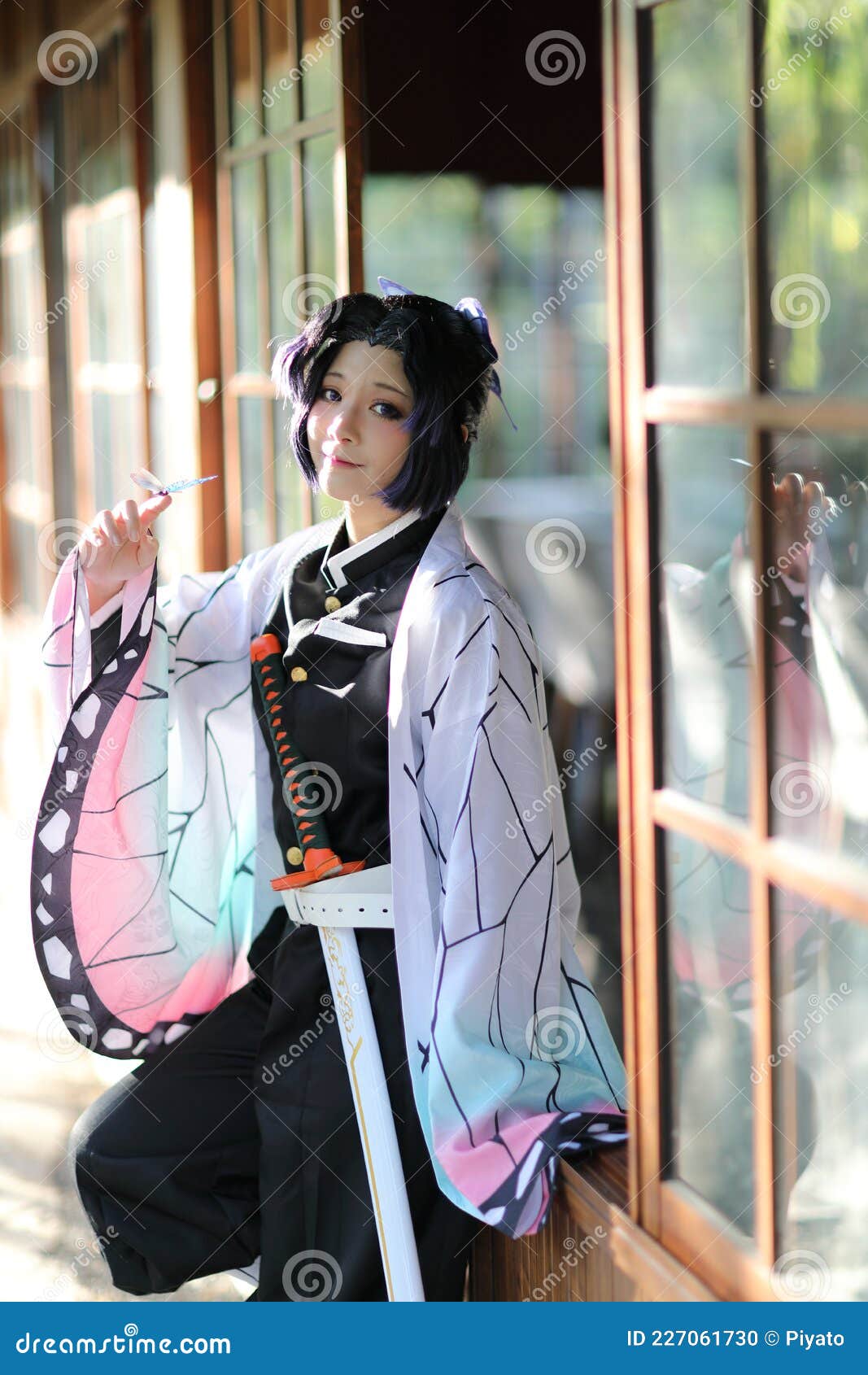 Retrato De Cosplay De Anime Japonés De Una Chica Con Traje De Cómic Con Temático Japonés Foto de - Imagen de mirada, asia: 227061730