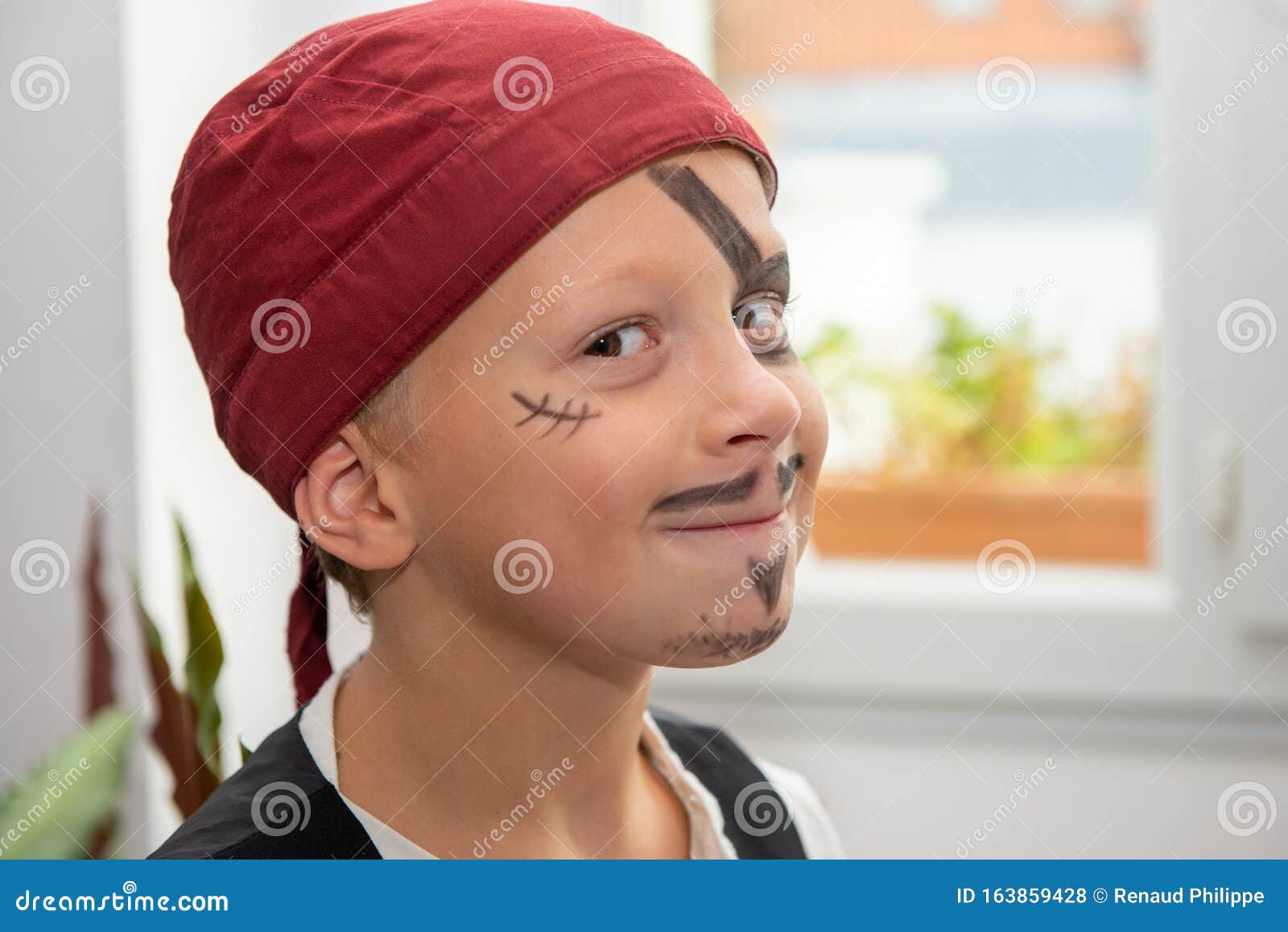 Retrato De Criança Disfarçado De Pirata Foto de Stock - Imagem de  expressivo, olho: 163859428